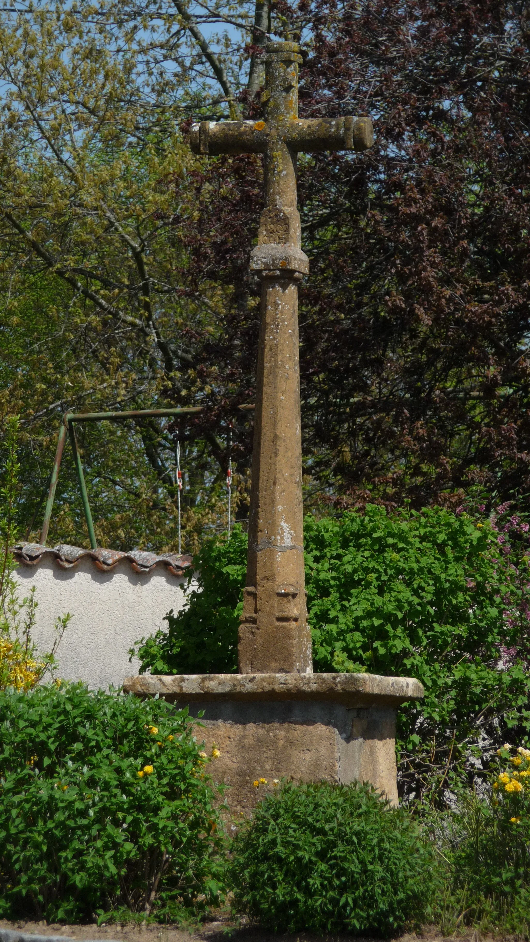 Photo showing: Saint-Loup (Rhône) - Hameau de Vindry - croix de Vindry