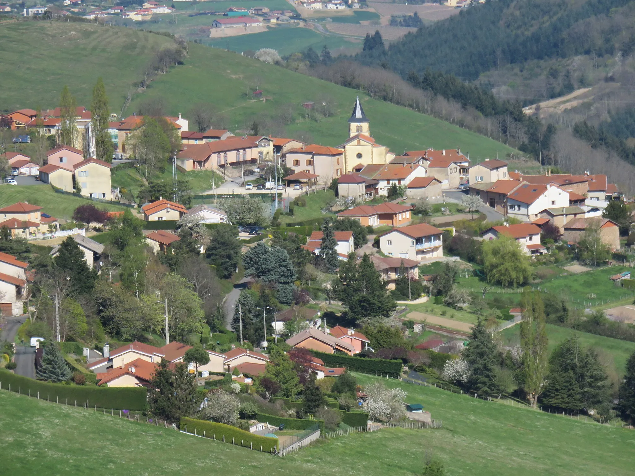 Photo showing: Vue sur le village de Saint-Marcel-l'Éclairé, dans le département du Rhône, en avril 2017.