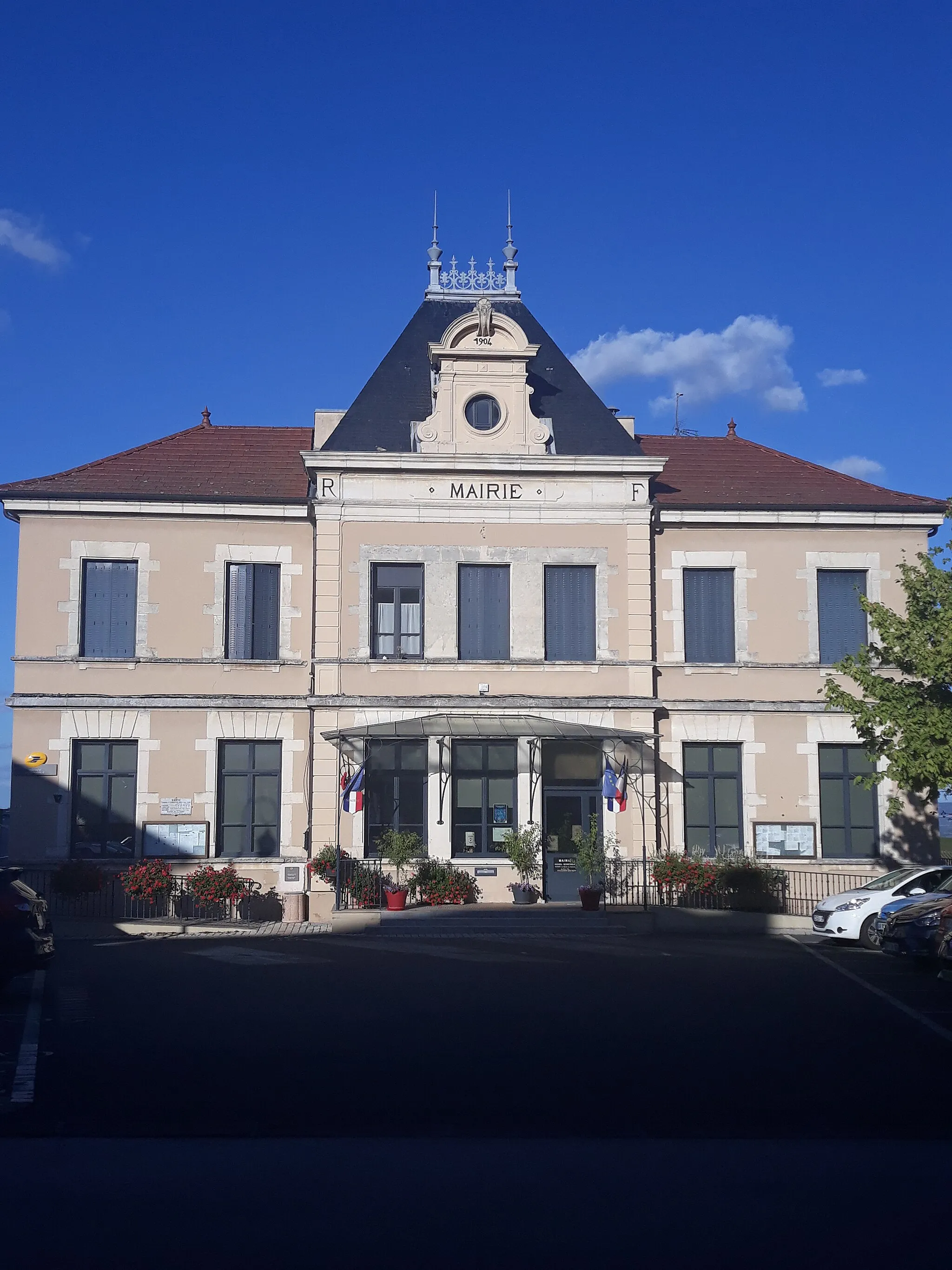 Photo showing: La mairie de Saint-Romain-de-Popey, construit en 1904.
