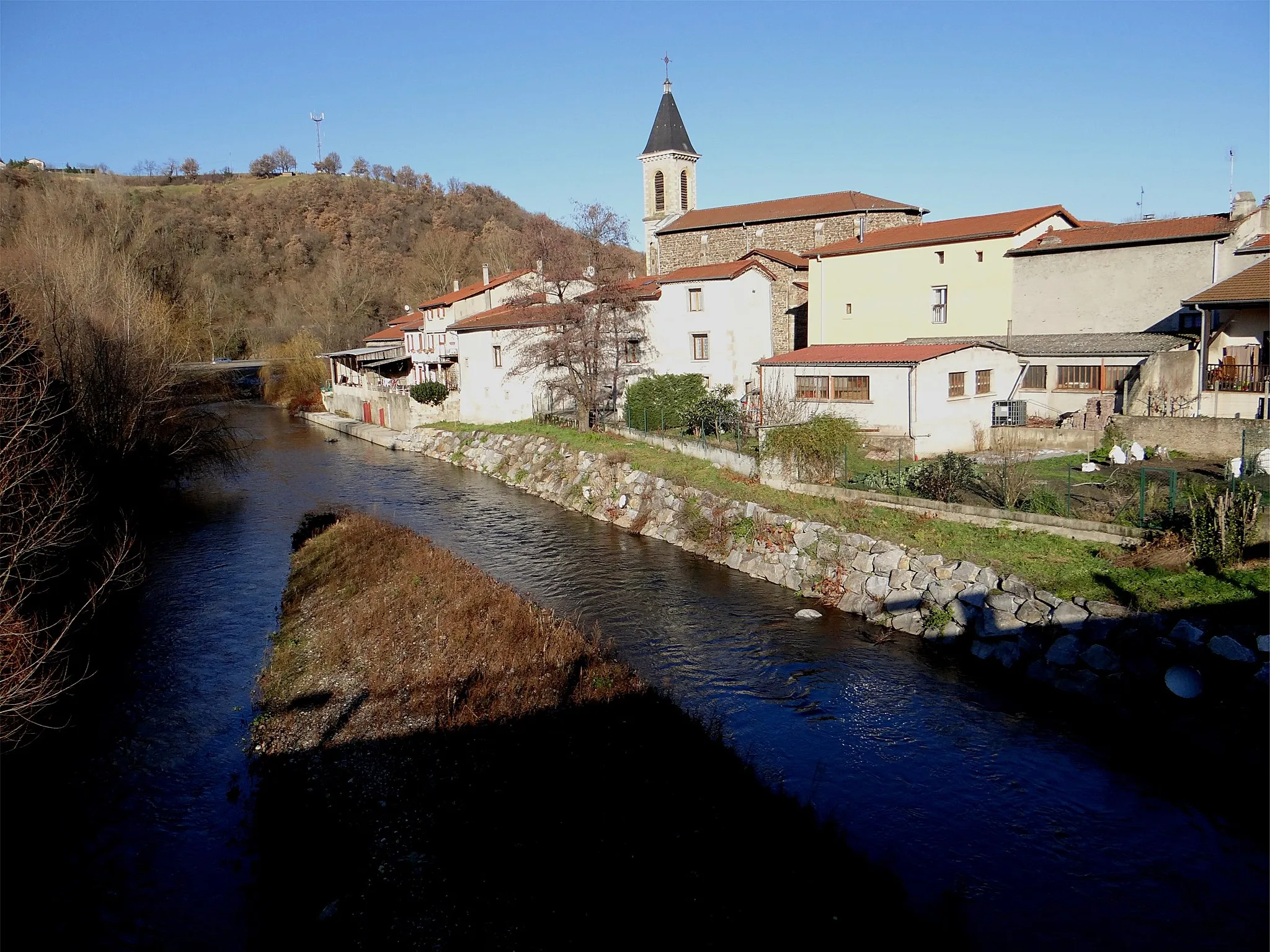 Photo showing: The village seen from the bridge on the Gier, Saint-Romain-en-Gier, Rhône, France.