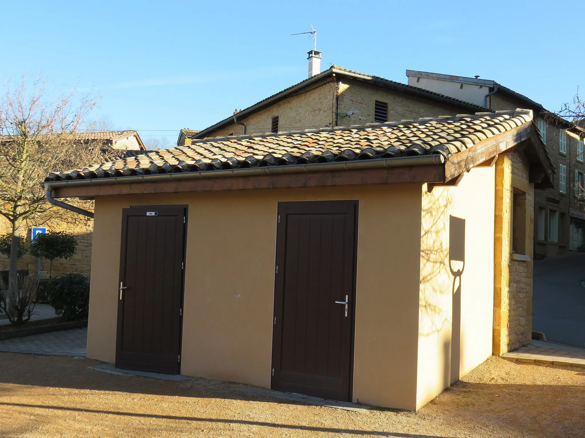 Photo showing: Toilettes publiques à Ville-sur-Jarnioux (Rhône, France).
