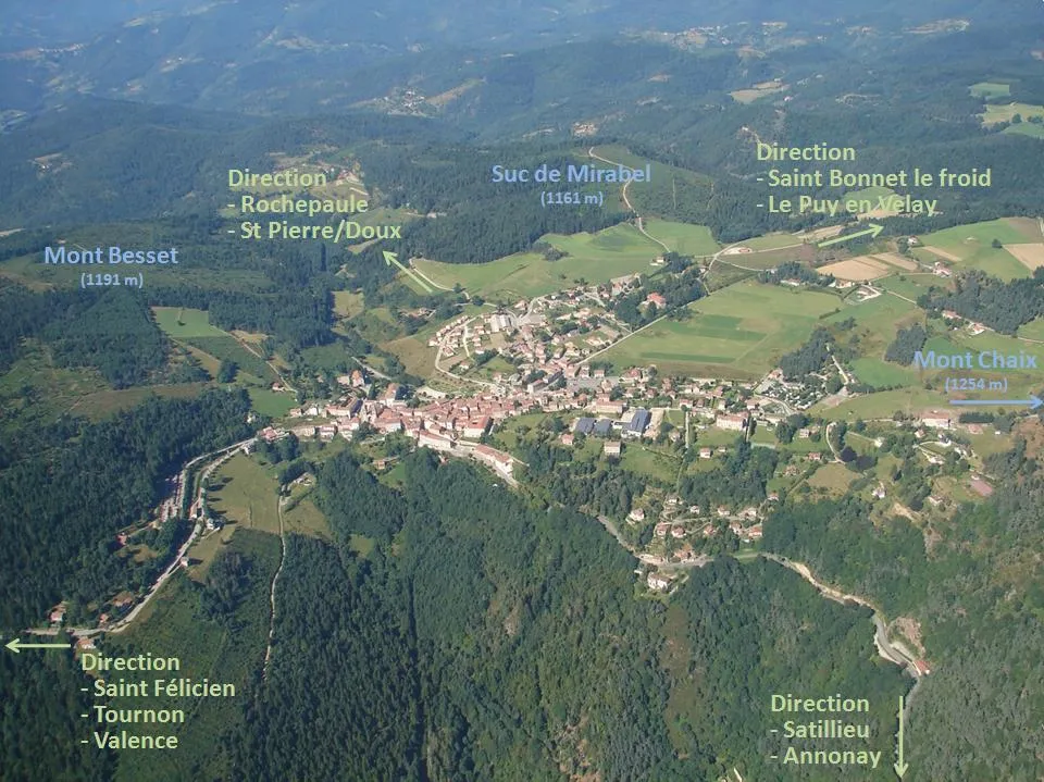 Photo showing: Vue aérienne commentée du village de Lalouvesc en ardèche