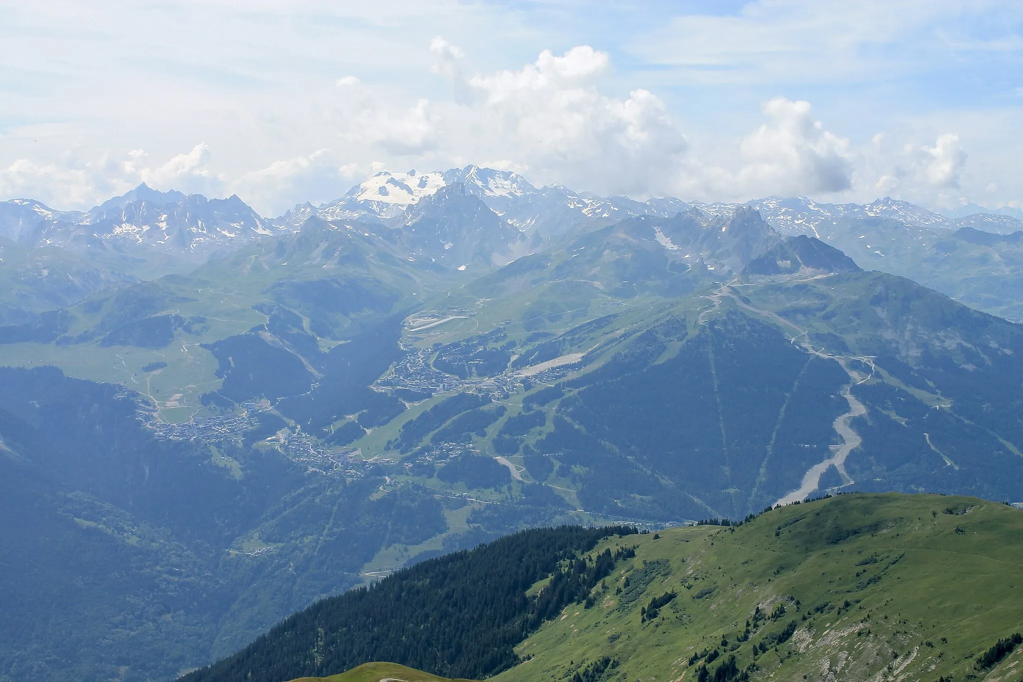 Photo showing: Vue de Courchevel, depuis le mont Jovet. Sur la droite, la piste L'Éclipse, qui sera utilisée pour les Mondiaux 2023