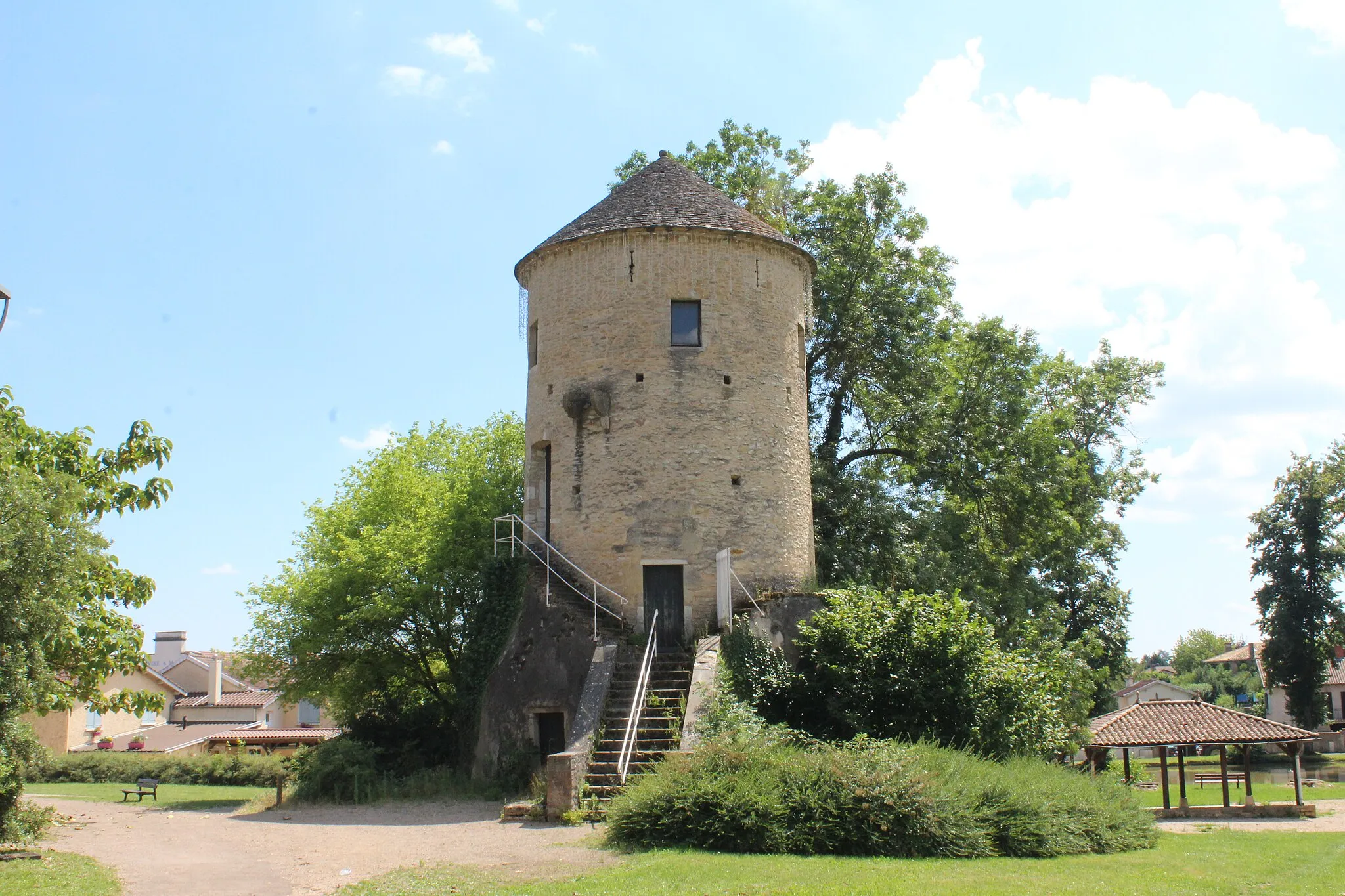 Photo showing: La Tour de Sennecé-lès-Mâcon, vestige d'un château médiéval.