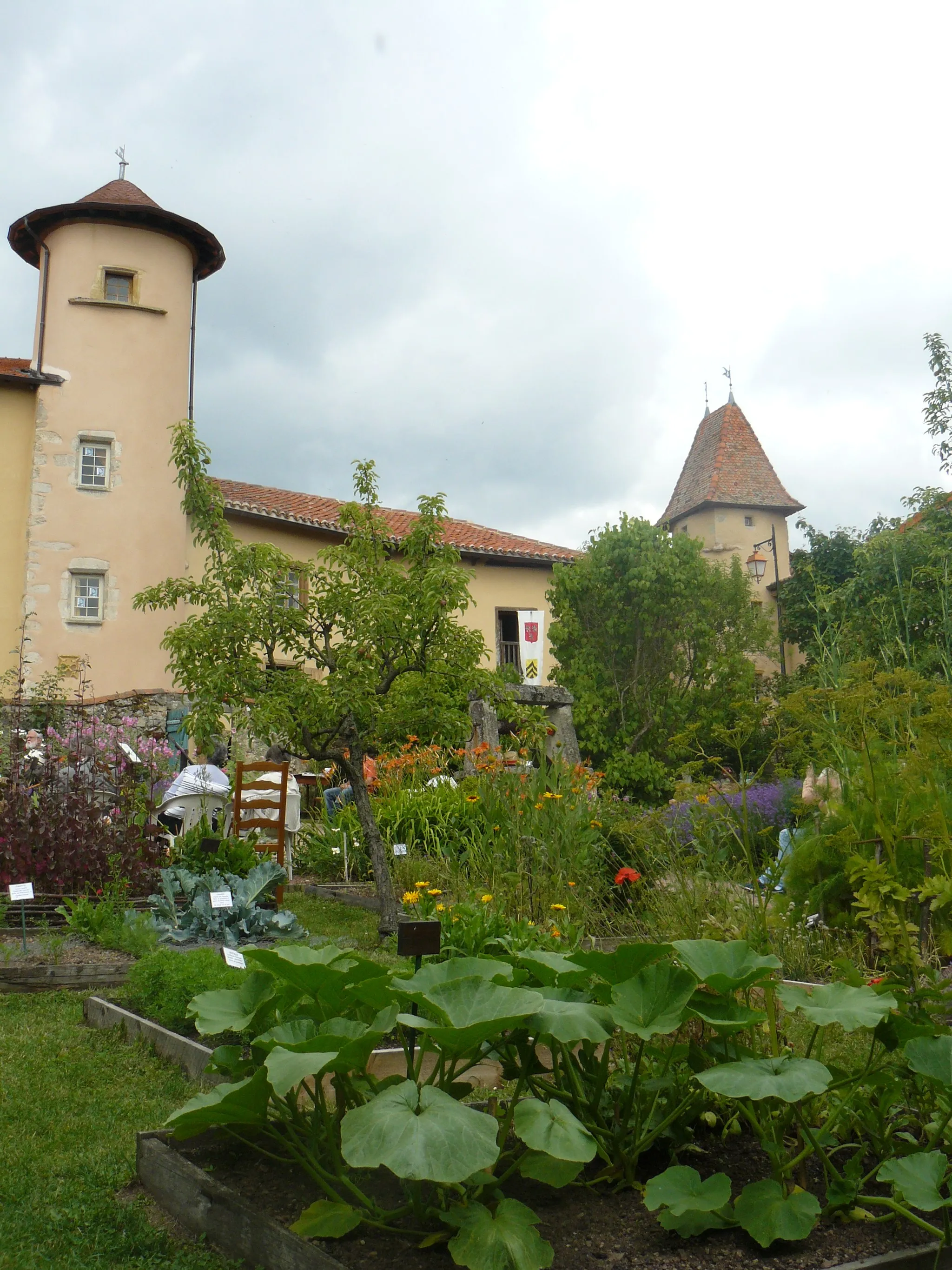 Photo showing: Jardin créé en 1996 à la manière des jardins médiévaux.