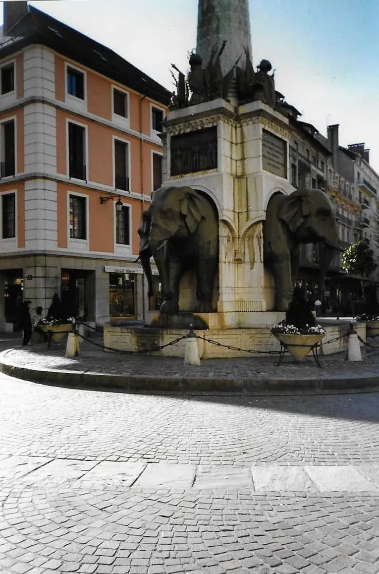 Photo showing: La fontaine des éléphants à Chambéry en 1997, Savoie, France