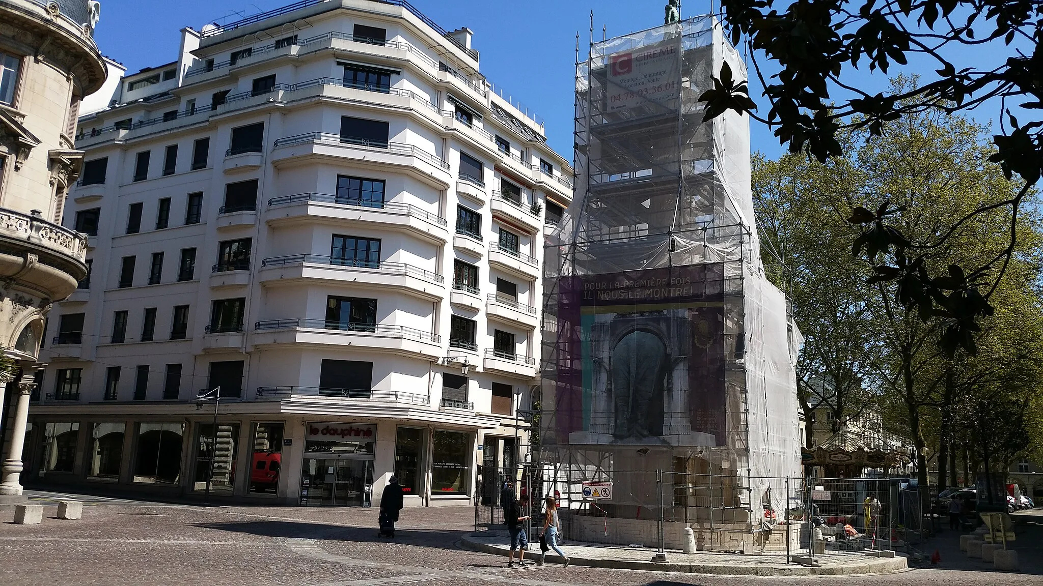 Photo showing: colonne de Boigne - hommage au général comte de Boigne, grand donateur à la ville de Chambéry. Travaux de restauration en 2014. Une tenture mentionne : pour la première fois il nous le montre - évoquant le cul de l'éléphant