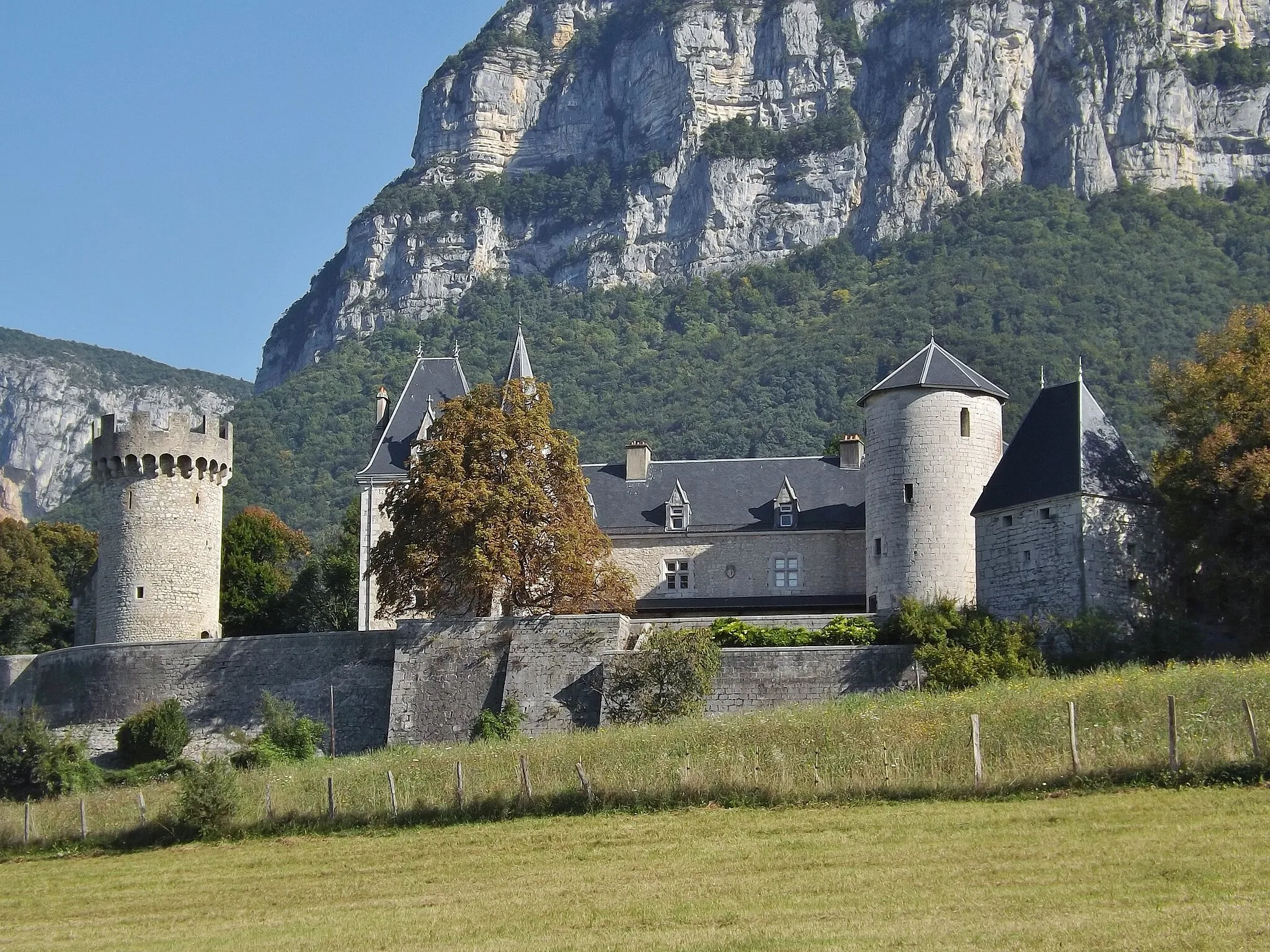 Photo showing: Château de la Bâtie castle, in Barby on the heights of Chambéry, in Savoie, France.
