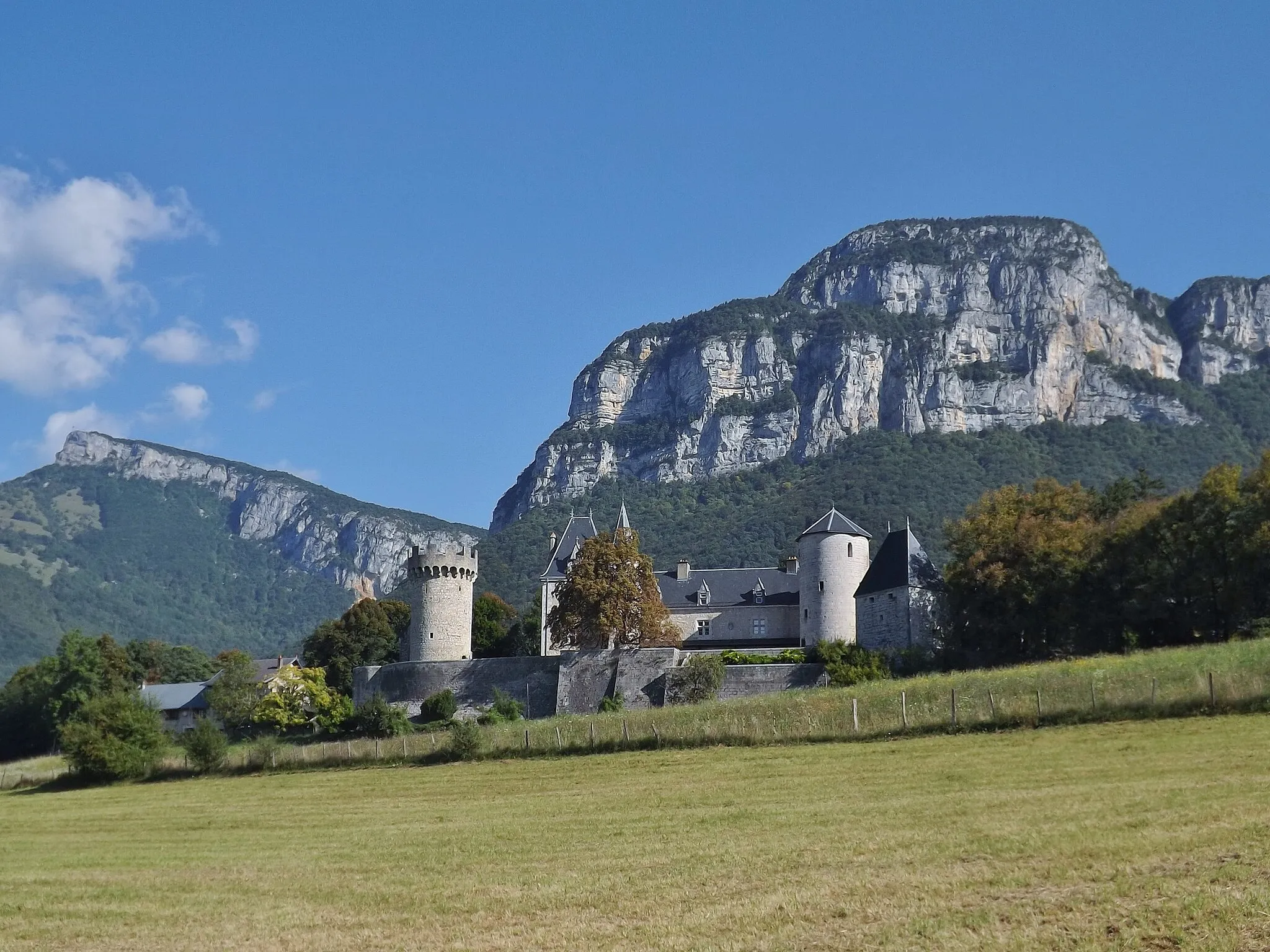 Photo showing: Sight of the château de la Bâtie castle, on the heights of Barby and Saint-Alban-Leysse, near Chambéry in Savoie, France. At the background can be seen the Nivolet and Peney mountains.