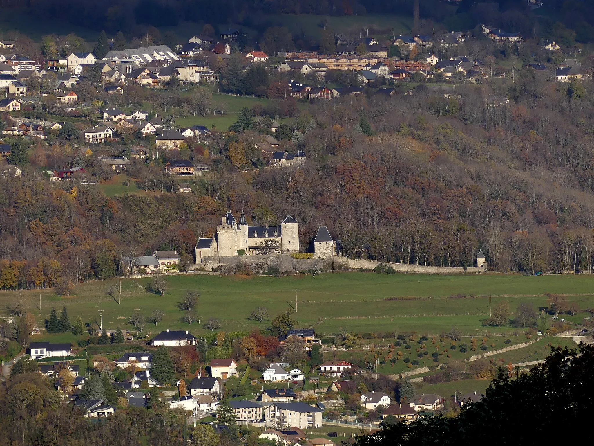 Photo showing: Sight, from Les Charmettes on the heights of Chambéry, of La Bâtie castle in Barby, Savoie, France.