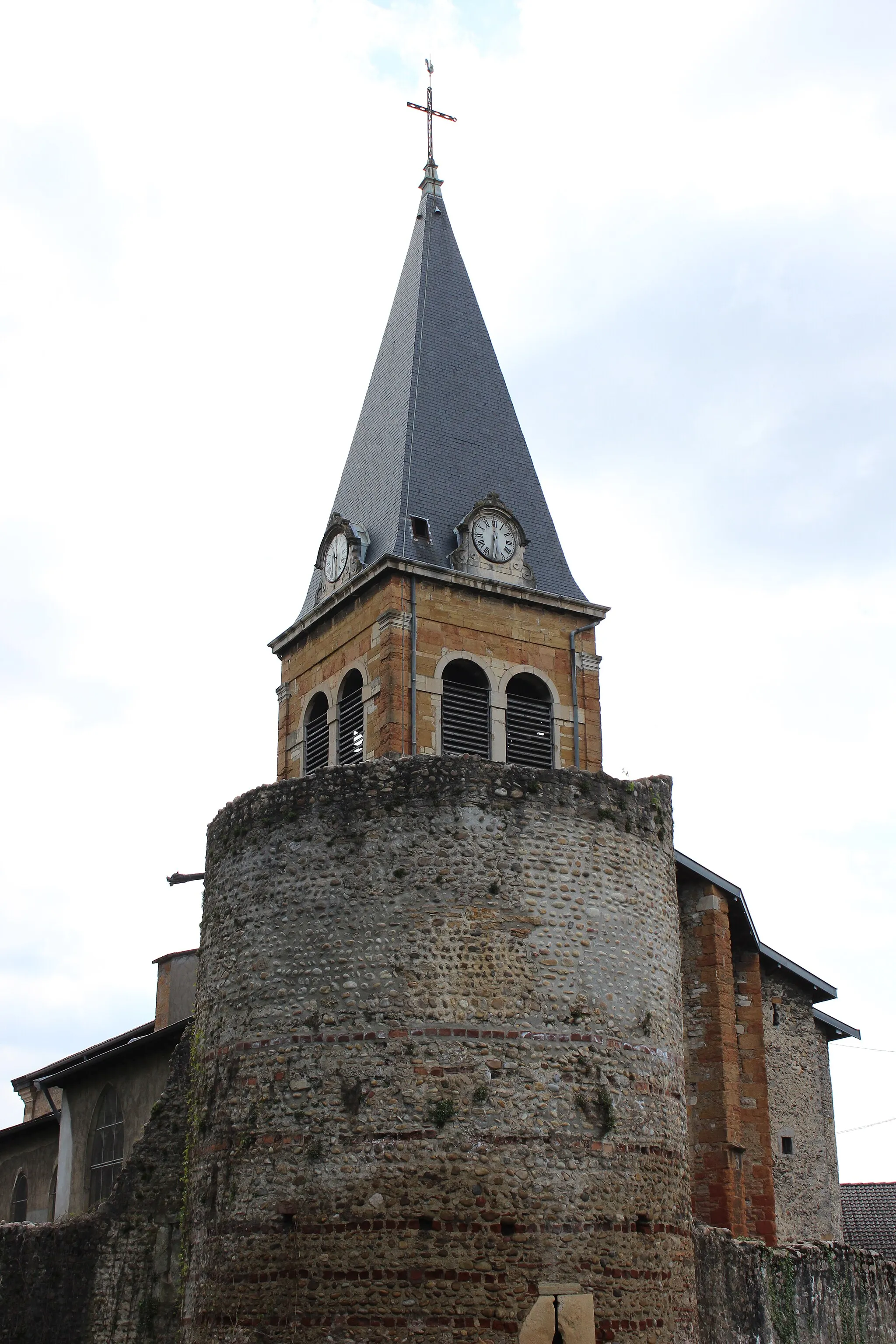 Photo showing: Tour et clocher à Genay.