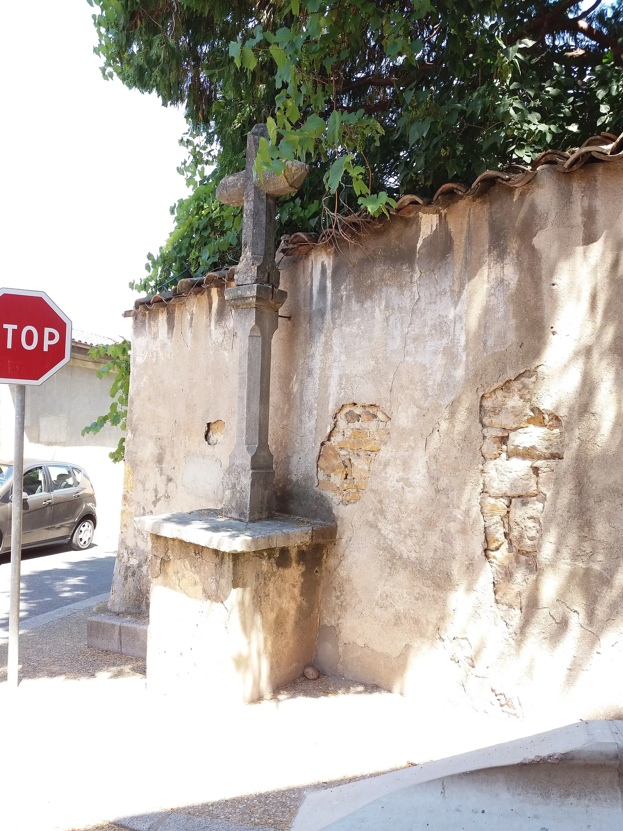 Photo showing: Croix à l'intersection avec la rue du Perron.