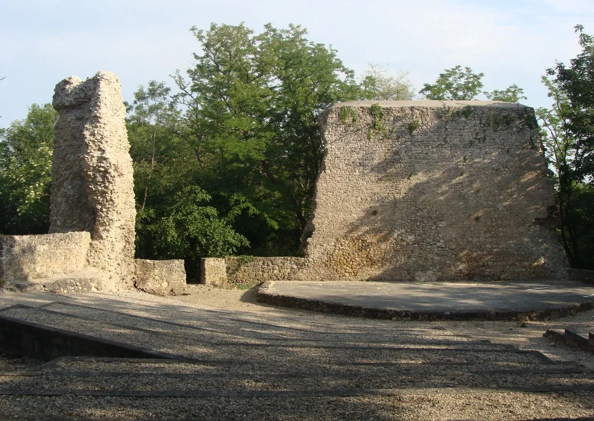 Photo showing: Les ruines de l'ancien château voisin de la chapelle Saint-Barthélémy de Montluel, où est aménagé un théâtre de verdure.