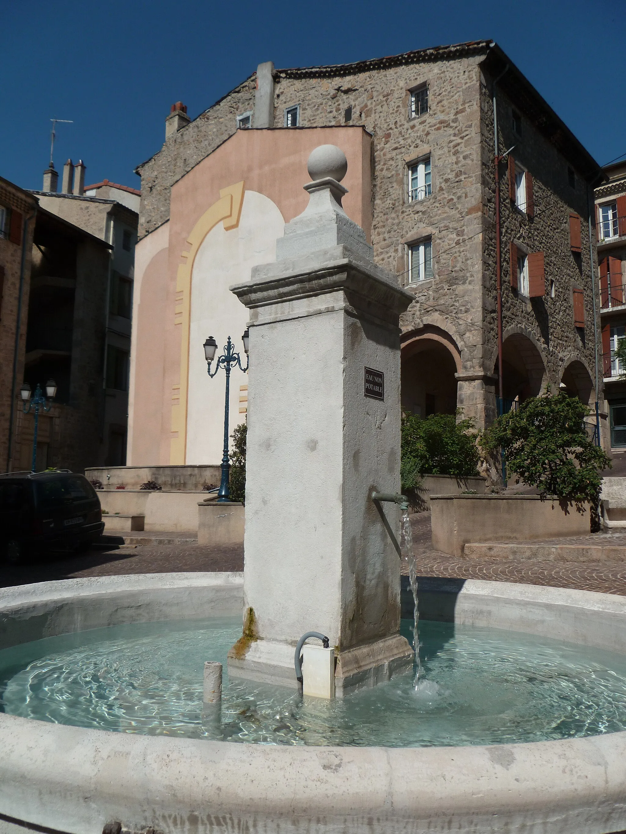 Photo showing: Annonay, place Grenette et sa fontaine datant de 1726.