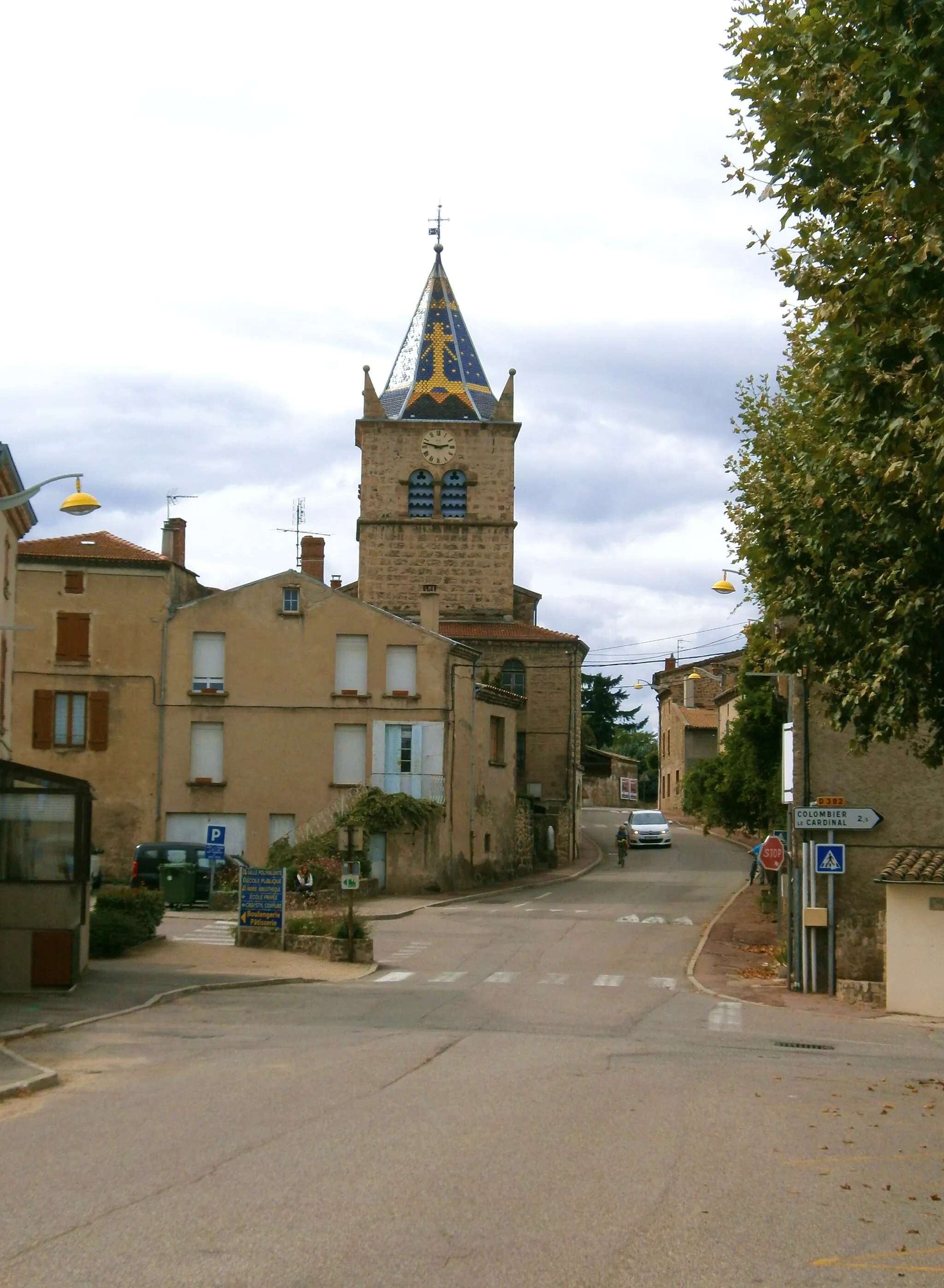 Photo showing: Saint-Cyr (Ardèche), la place de la Bascule, intersection entre la Route du Vivarais et la Route Bleue.