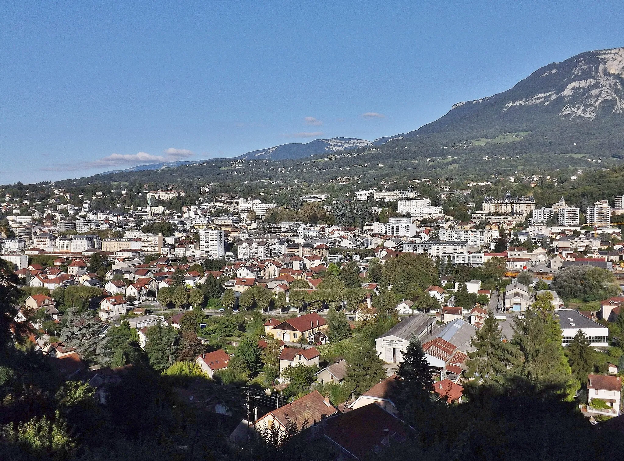 Photo showing: Sight of the French city of Aix-les-Bains from Tresserve (town and hill), with the Bauges mountains on the right, in Savoie.