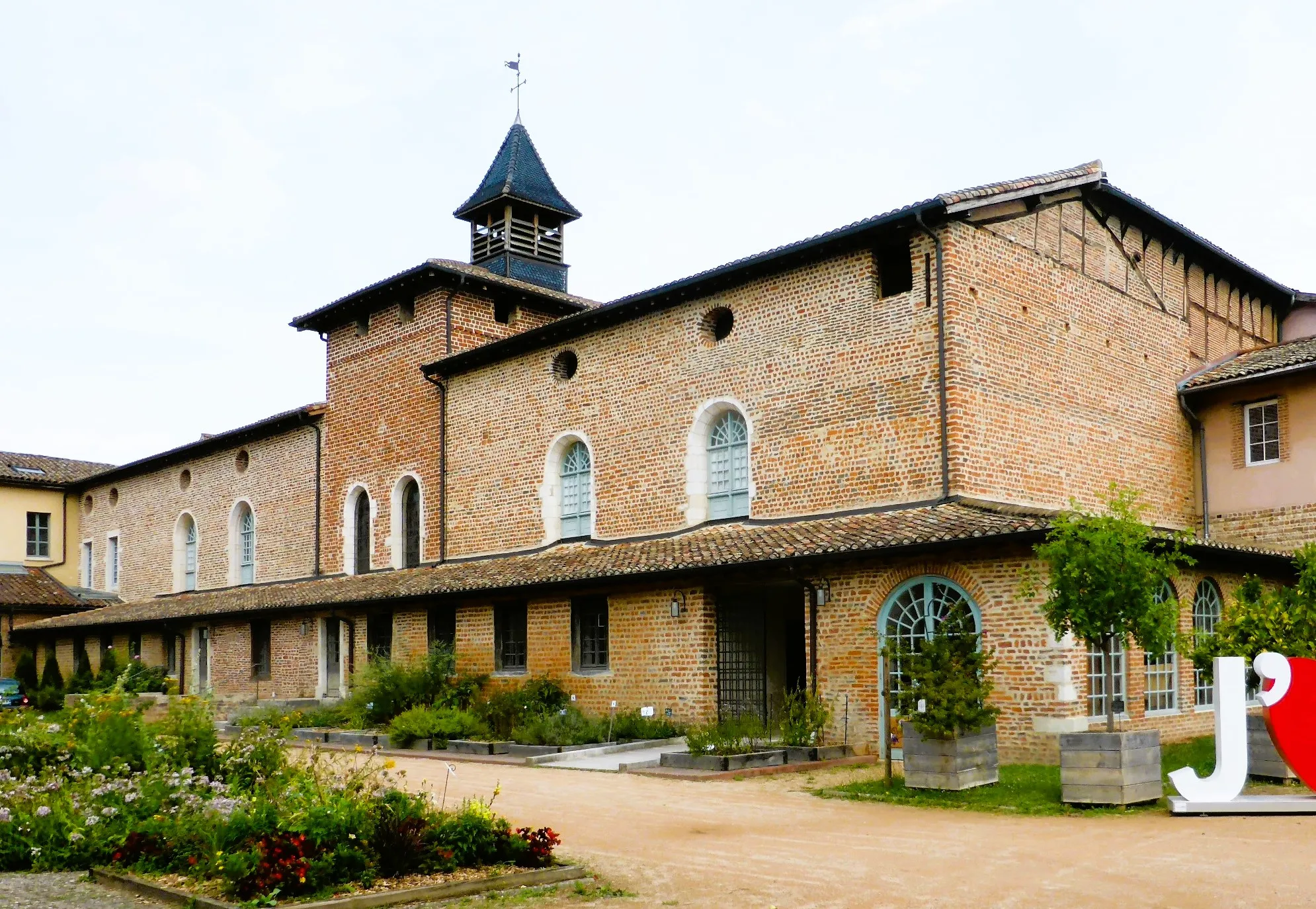 Photo showing: ancien hôpital corps central