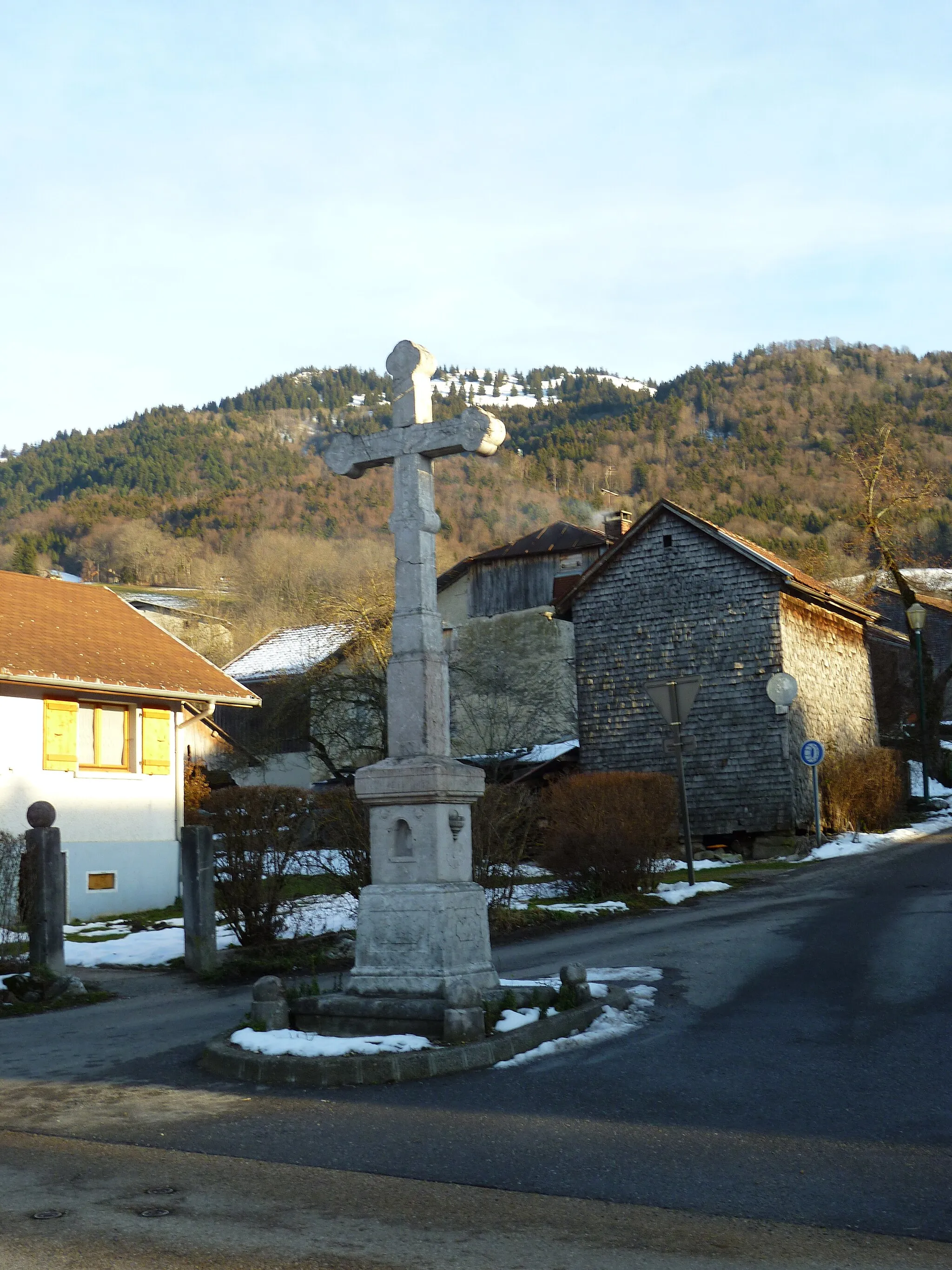 Photo showing: Croix de chemin de Villard.