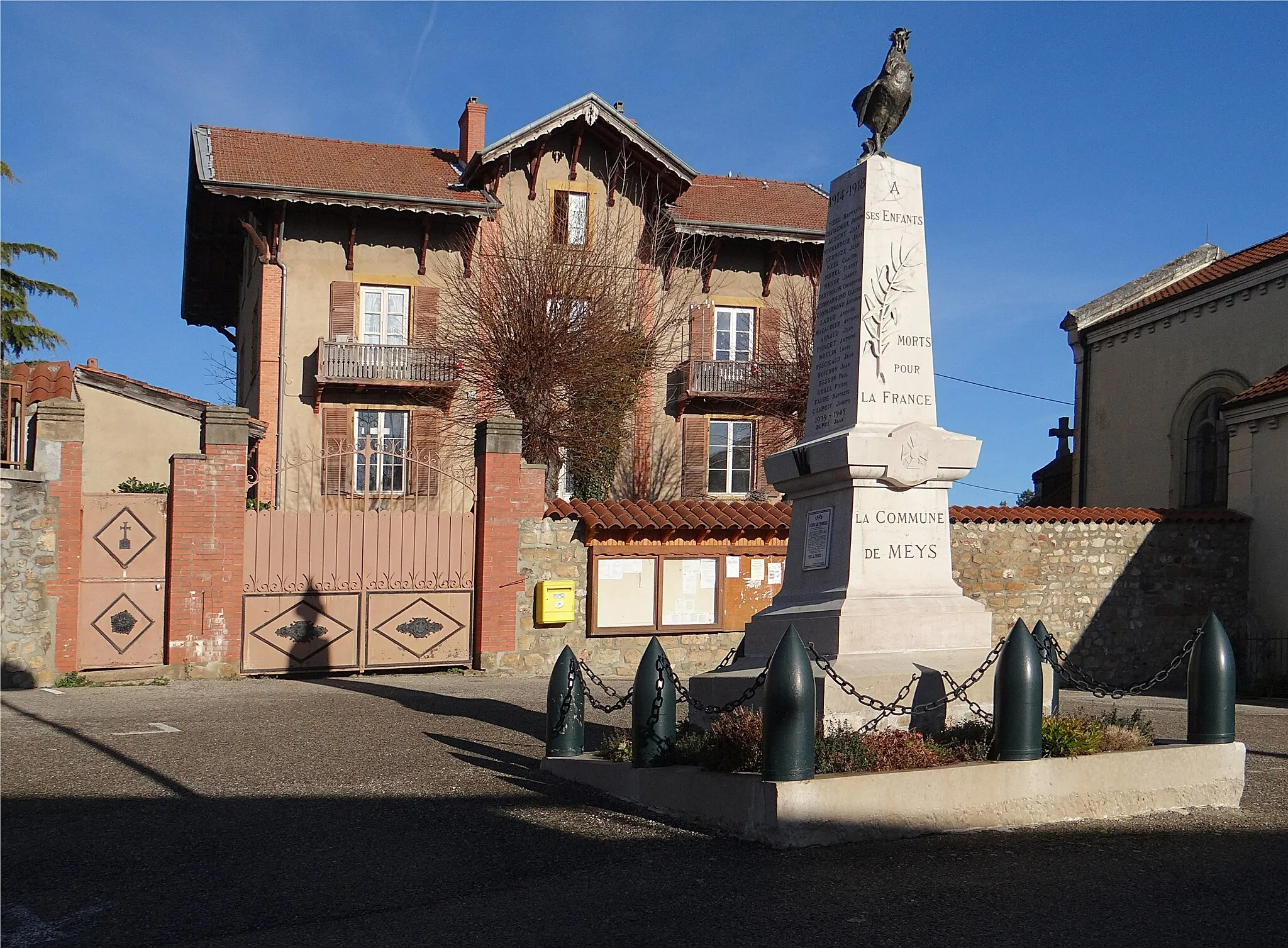 Photo showing: Monument aux morts, Meys, Rhône, France.