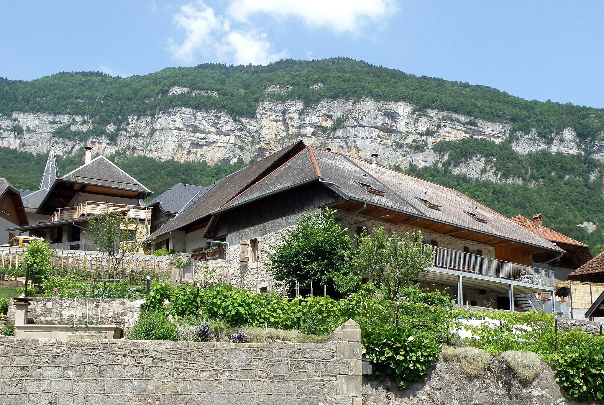 Photo showing: Allèves, commune du département de la Haute-Savoie (région Rhône-Alpes, France). Aspect du bourg-centre.