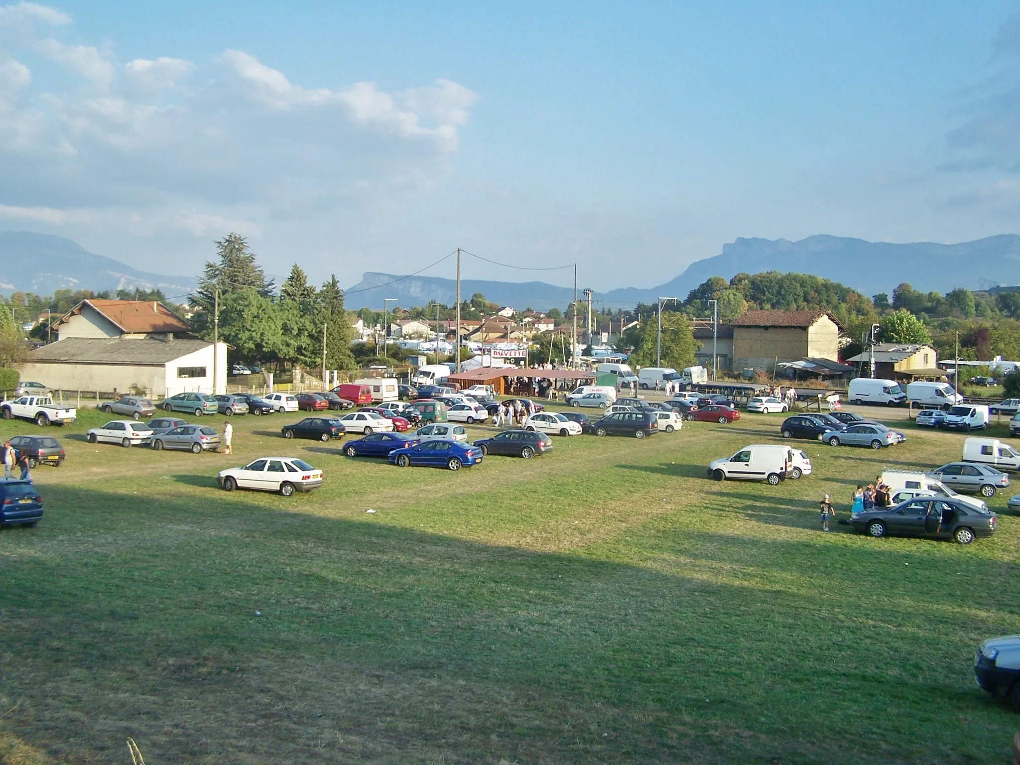 Photo showing: Sight of French commune of Beaucroissant (Isère) during the foire de Beaucroissant event, in autumn 2007.