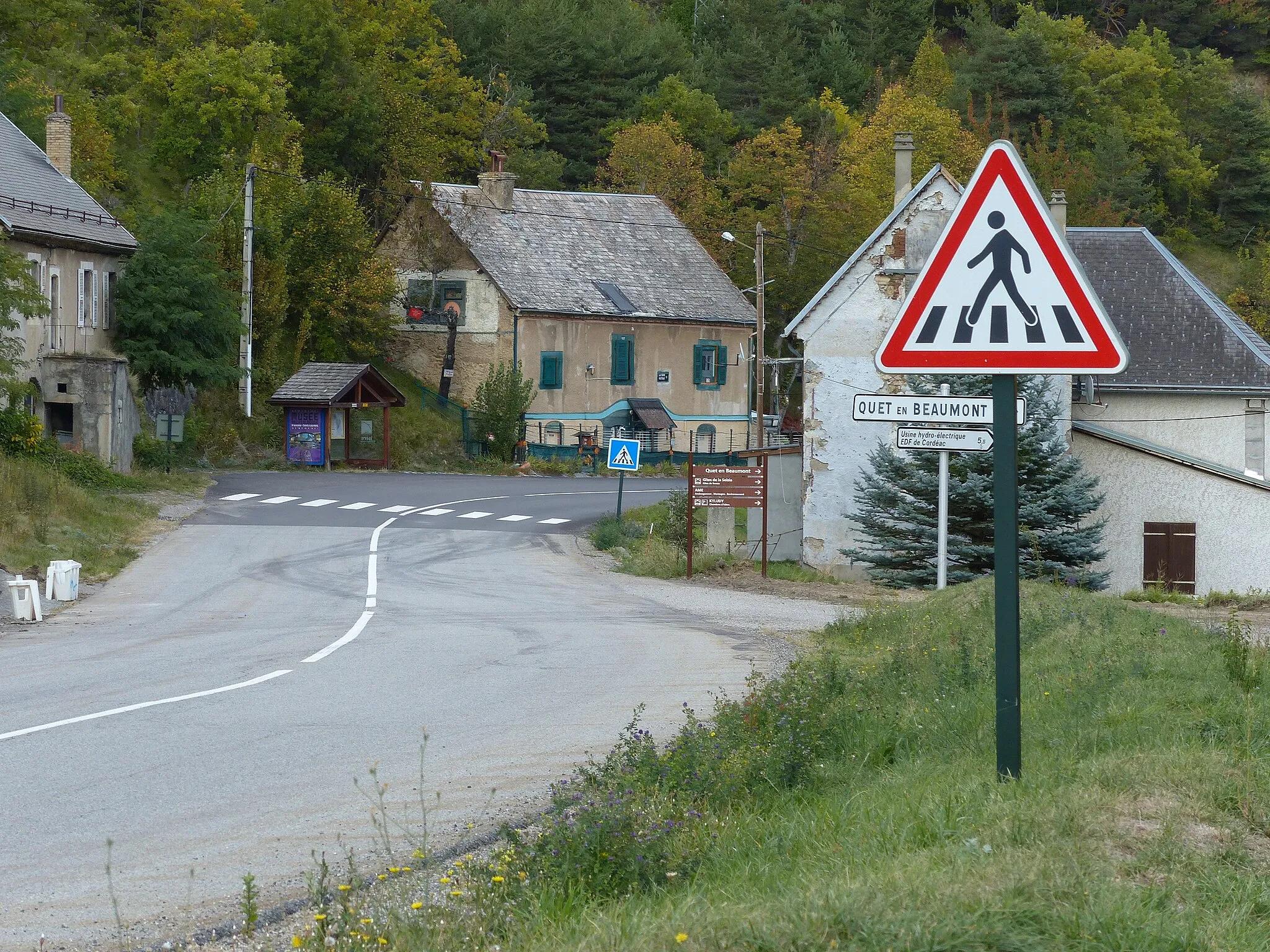 Photo showing: Panneau A13b, N85, Quet-en-Beaumont, Isère, France.