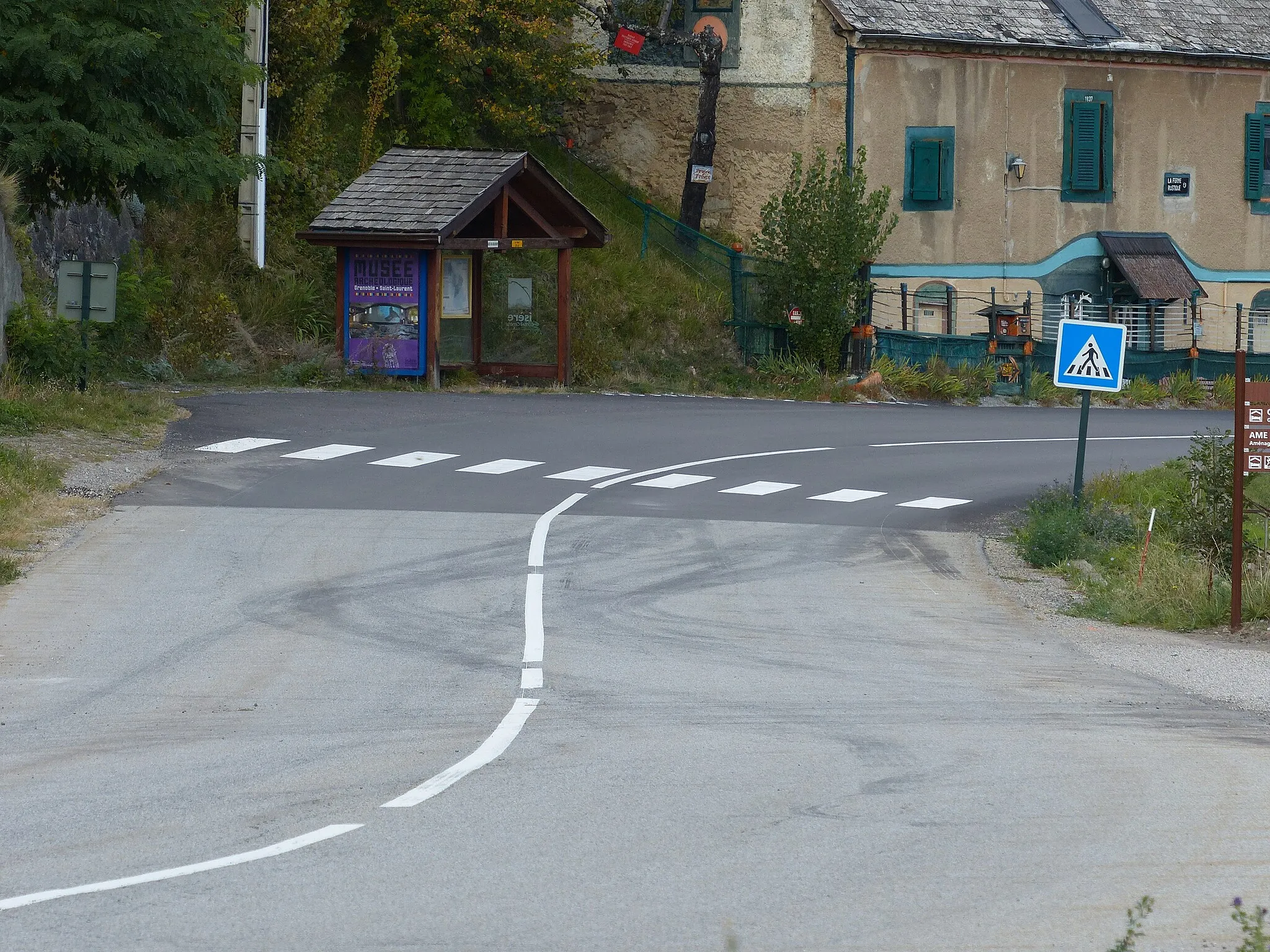 Photo showing: Passage piétons, N85, Quet-en-Beaumont, Isère, France.