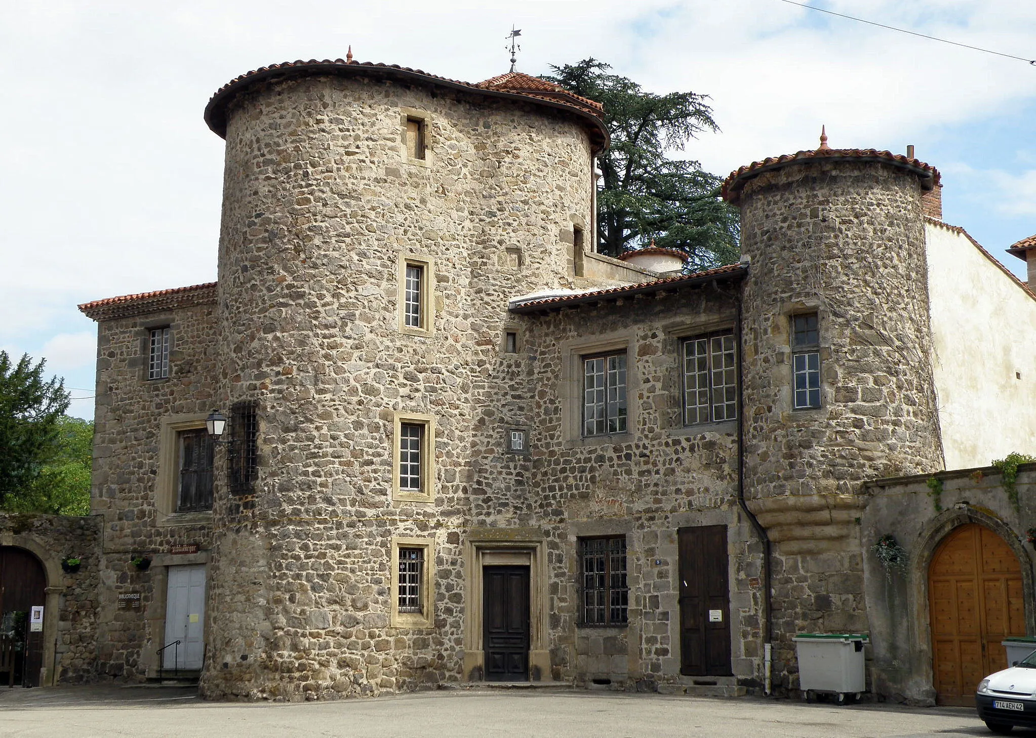 Photo showing: Aurec-sur-Loire, dép. de la Haute-Loire, France (région Auvergne). Château seigneurial d'Aurec, façade nord (côté rue).