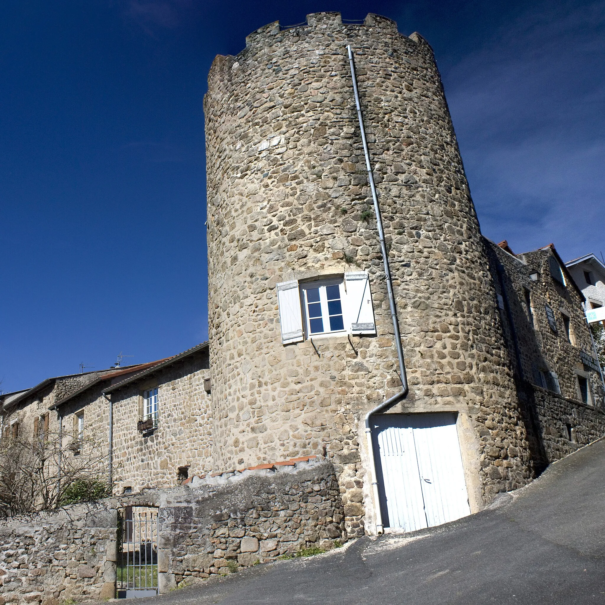 Photo showing: The Tower of the Burgundians at the Château du Moine Soldat in Aurec-sur-Loire, Haute-Loire, France.