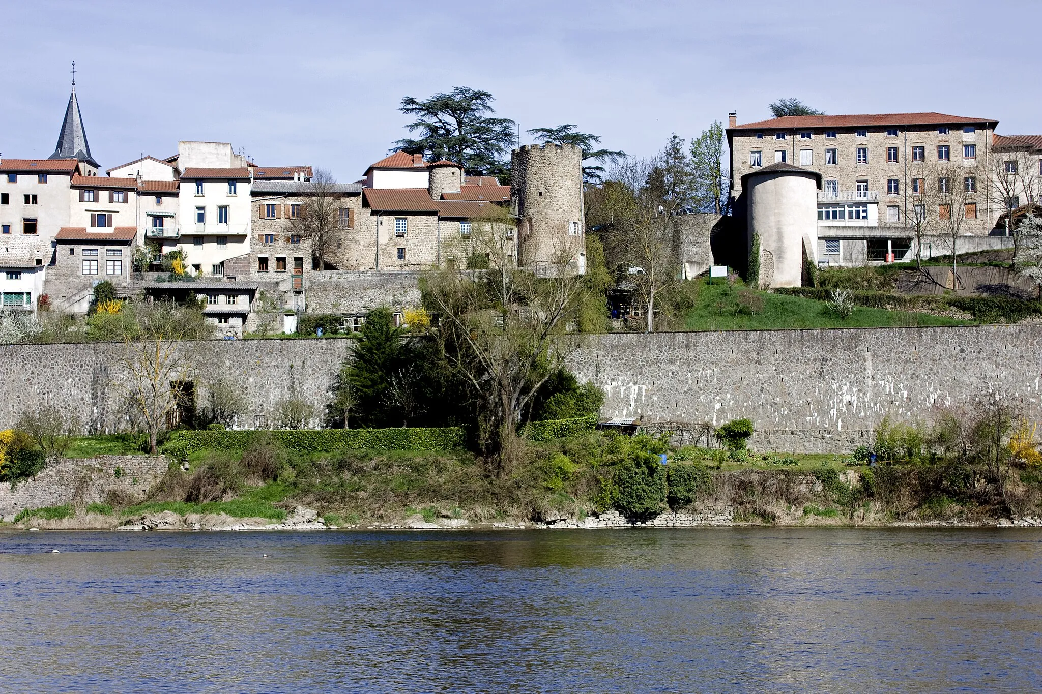 Photo showing: Tower of Burgundians and the medieval village.
