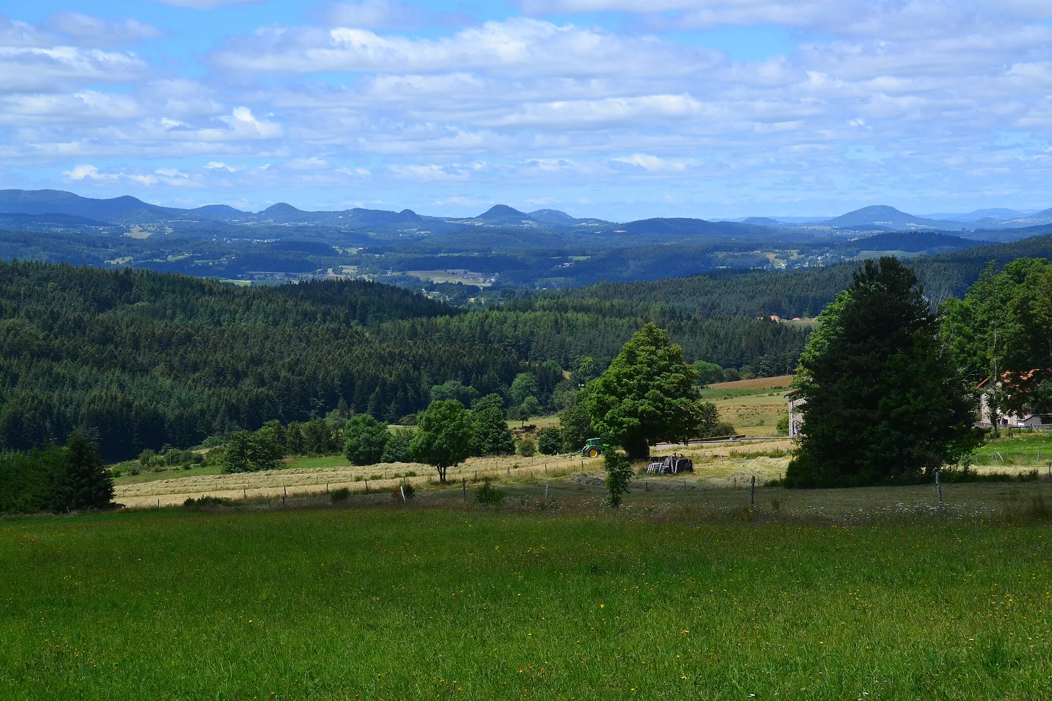 Photo showing: Les sucs au loin, Haute-Loire