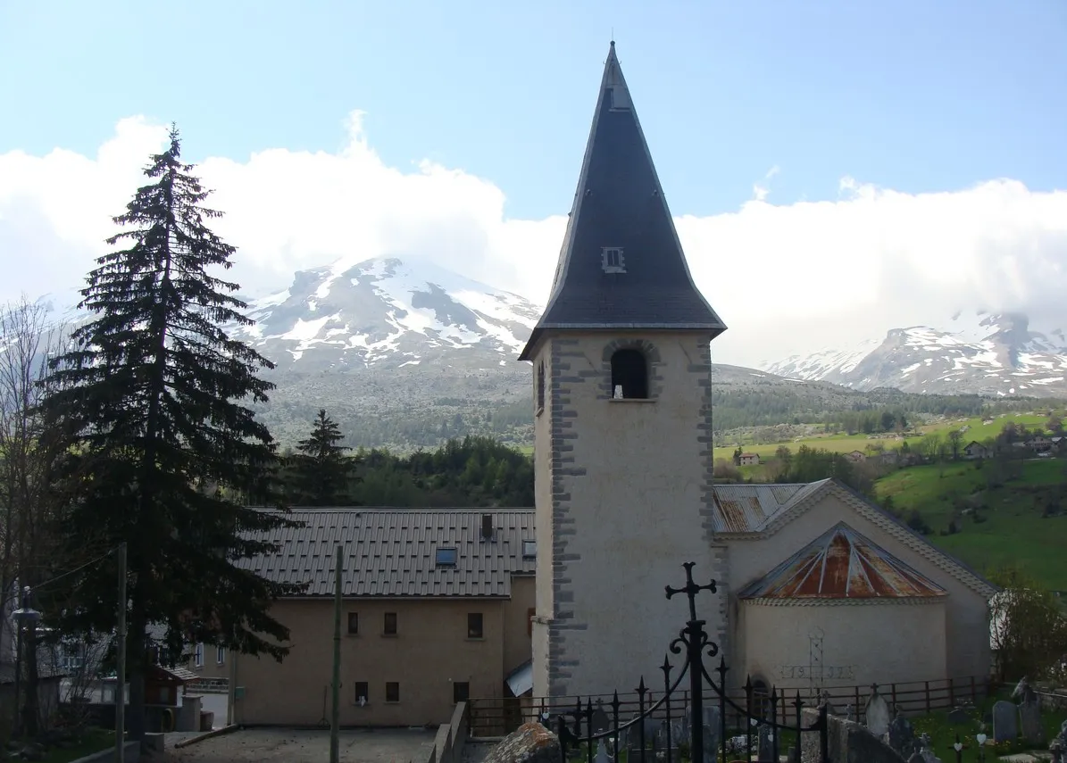 Photo showing: Agnières-en-Dévoluy: l'église vue de l'extérieur. On voit le clocher accolé à l'église, et l'abside romane couverte de tôle.