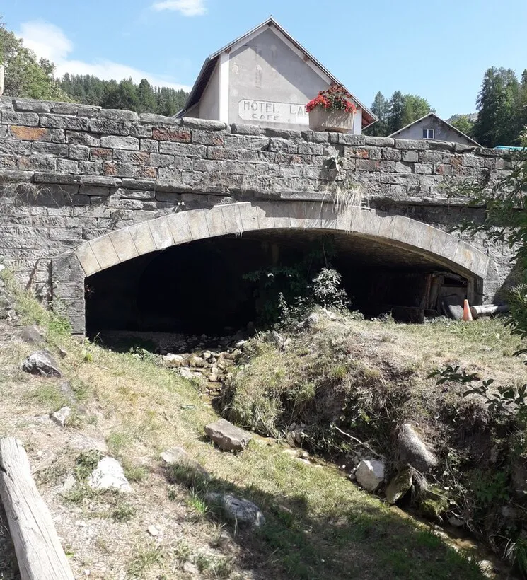 Photo showing: Un petit torrent passe sous la route principale au centre du village d'Agnières-en-Dévoluy/