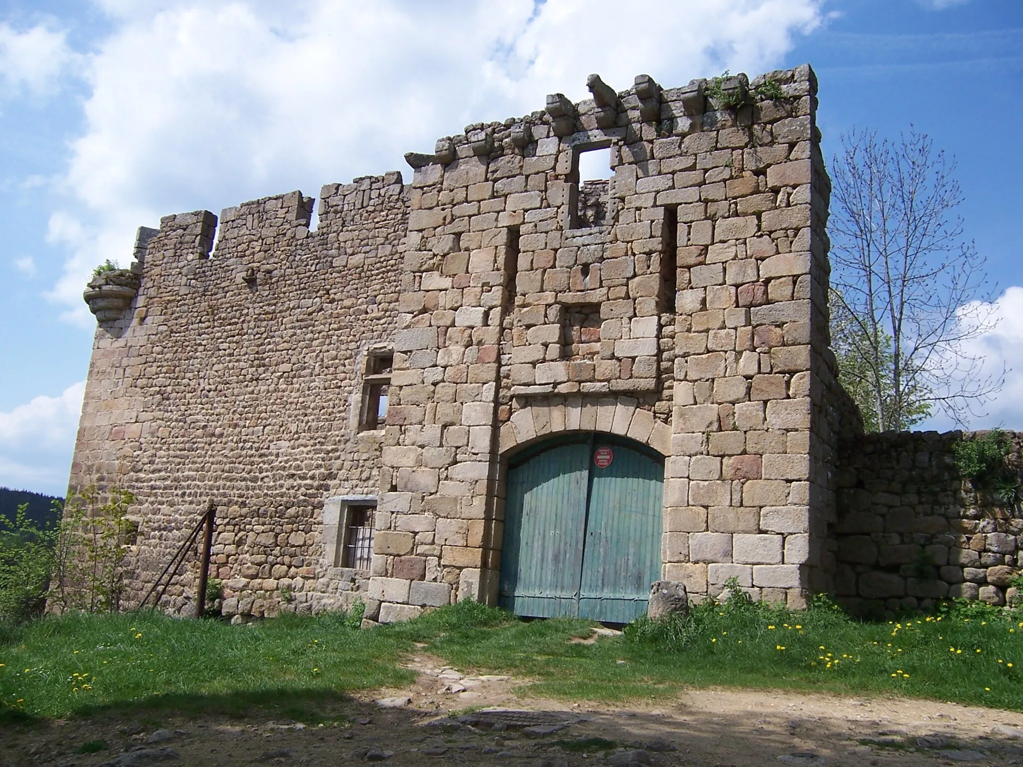Photo showing: Entrée du château de Viverols