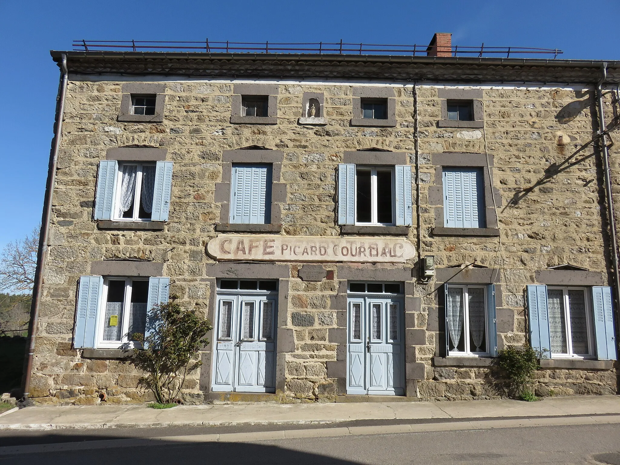 Photo showing: Ancien café à Medeyrolles (Puy-de-Dôme, France).