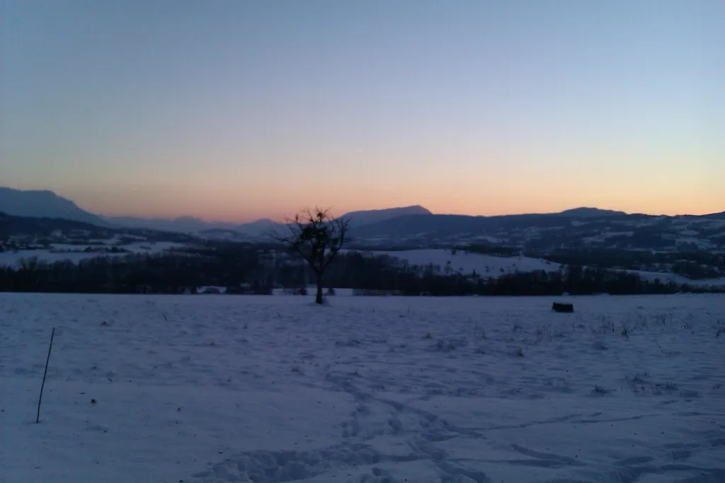 Photo showing: Boussy (Haute-Savoie, France) in the twilight.