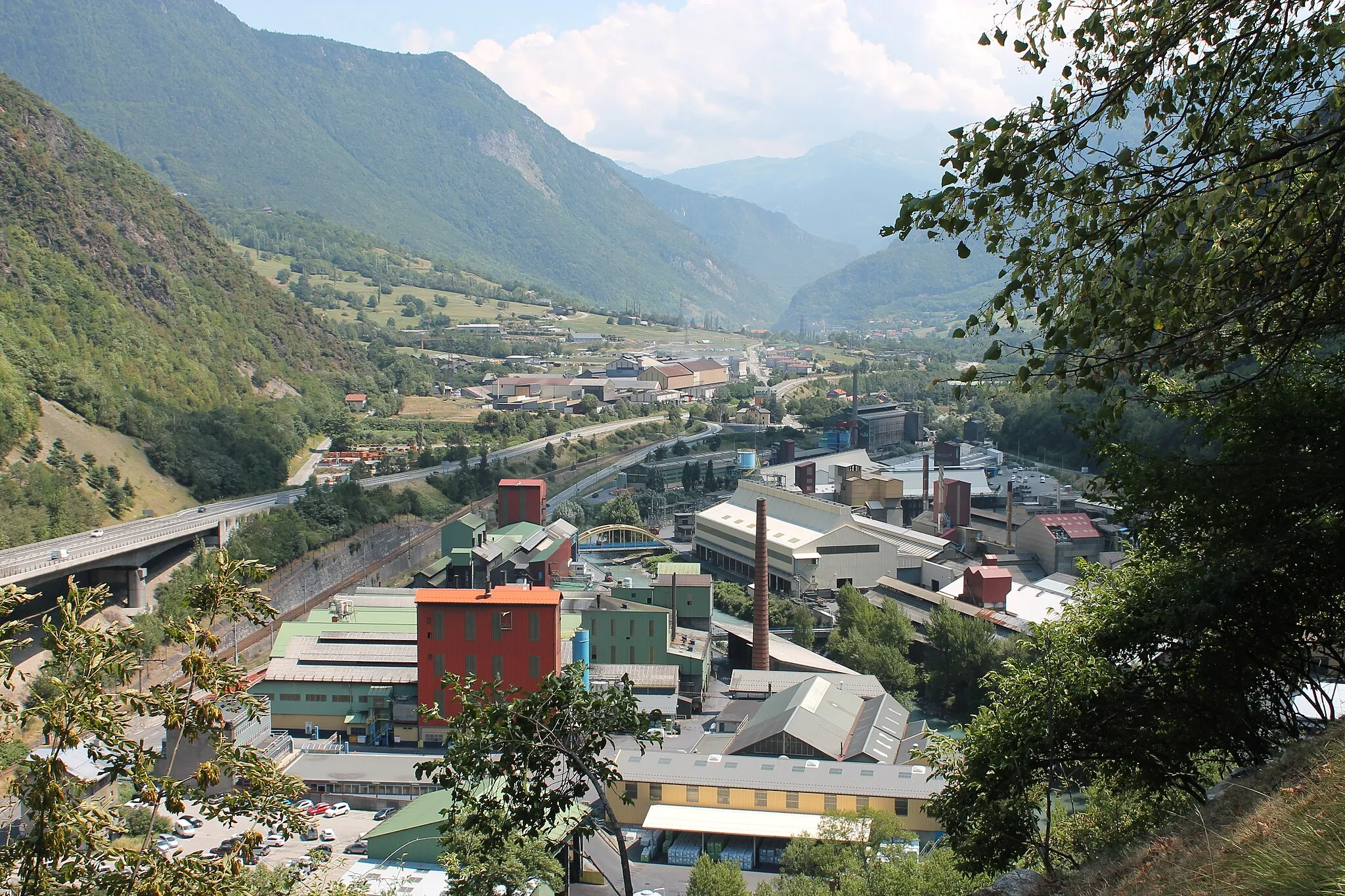 Photo showing: Au premier plan l'usine Carbone Savoie et au second-plan, à gauche, Petit-Cœur. Sur la gauche le viaduc du Champ-du-Comte. Vue depuis le château de Briançon (été 2018).