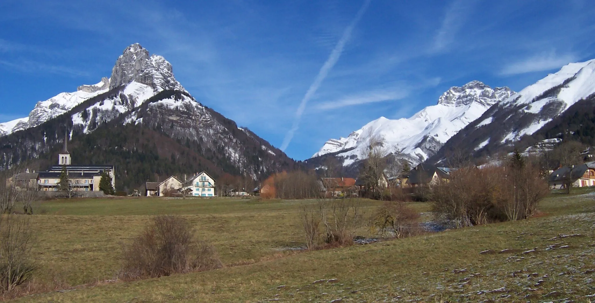Photo showing: village of Jarsy (Savoie, France), in front of Dent de Pleuven (left) and Mont Arcalod (right)