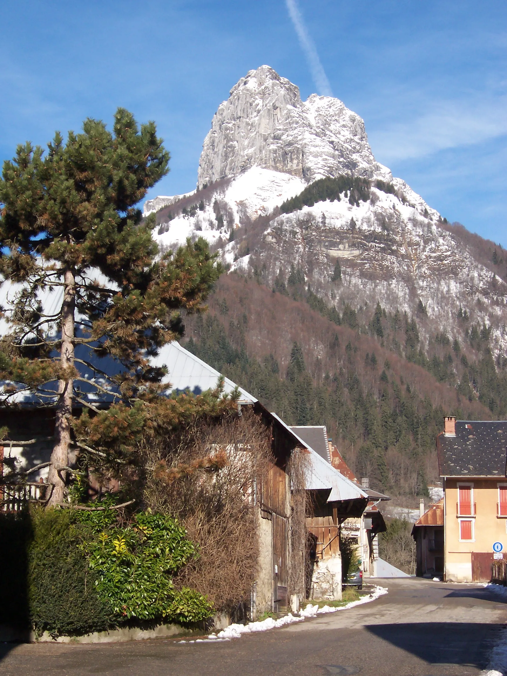 Photo showing: main street of the village of Jarsy (Savoie, France)