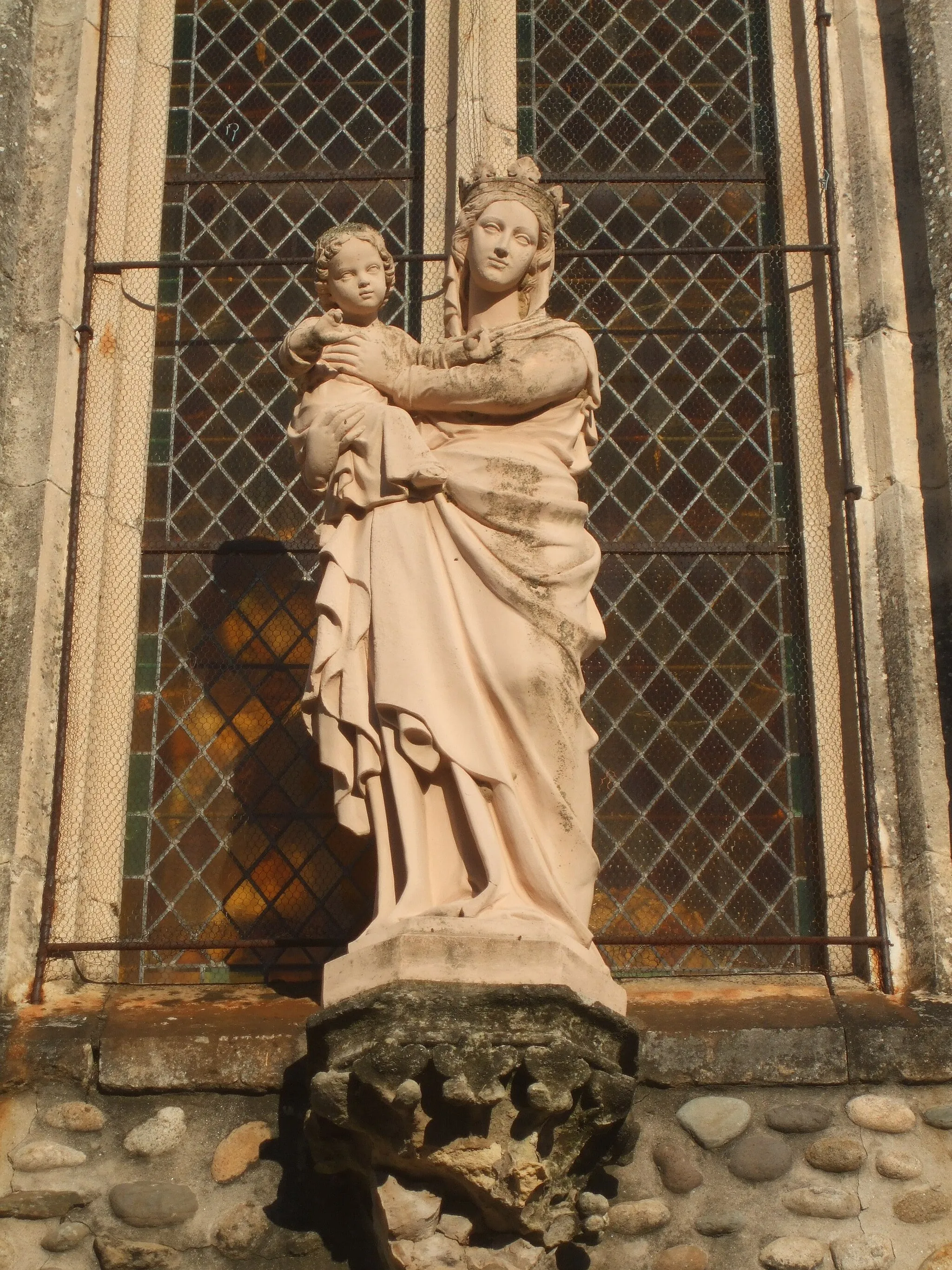 Photo showing: Vierge à l'enfant sur la façade de l'église