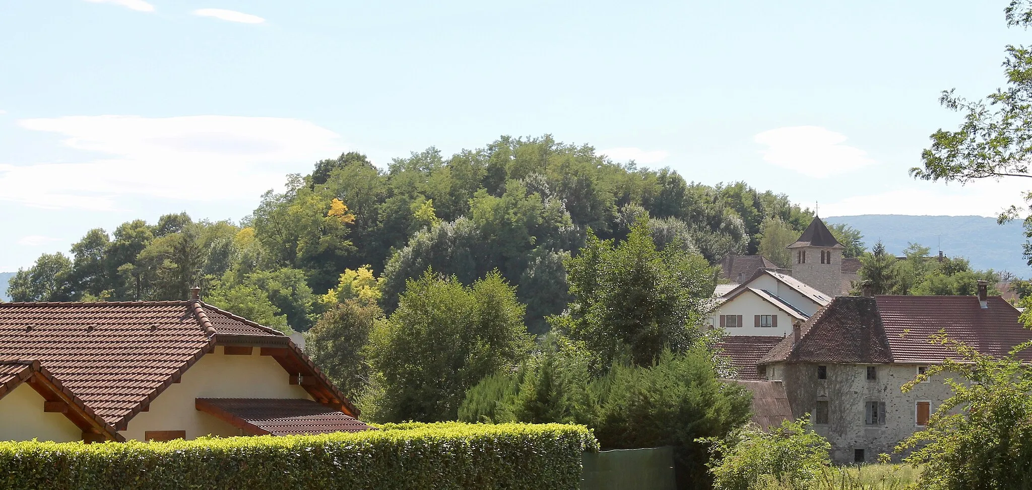 Photo showing: Promontoire sur lequel se situent les ruines du château d'Hauteville-sur-Fier.