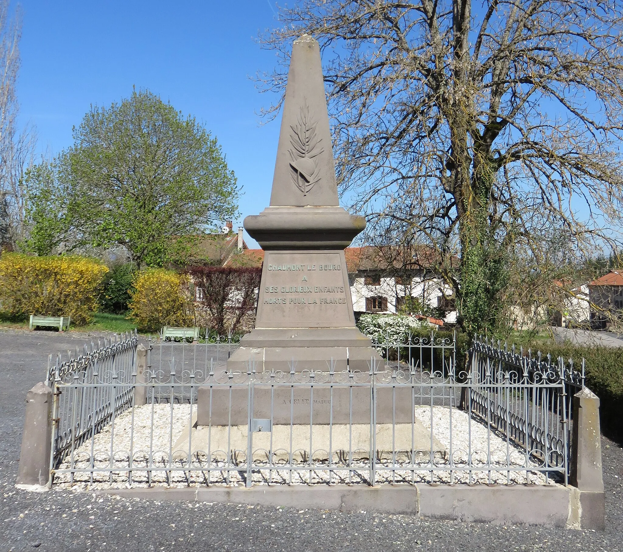 Photo showing: Monument aux morts de Chaumont-le-Bourg (Puy-de-Dôme, France).