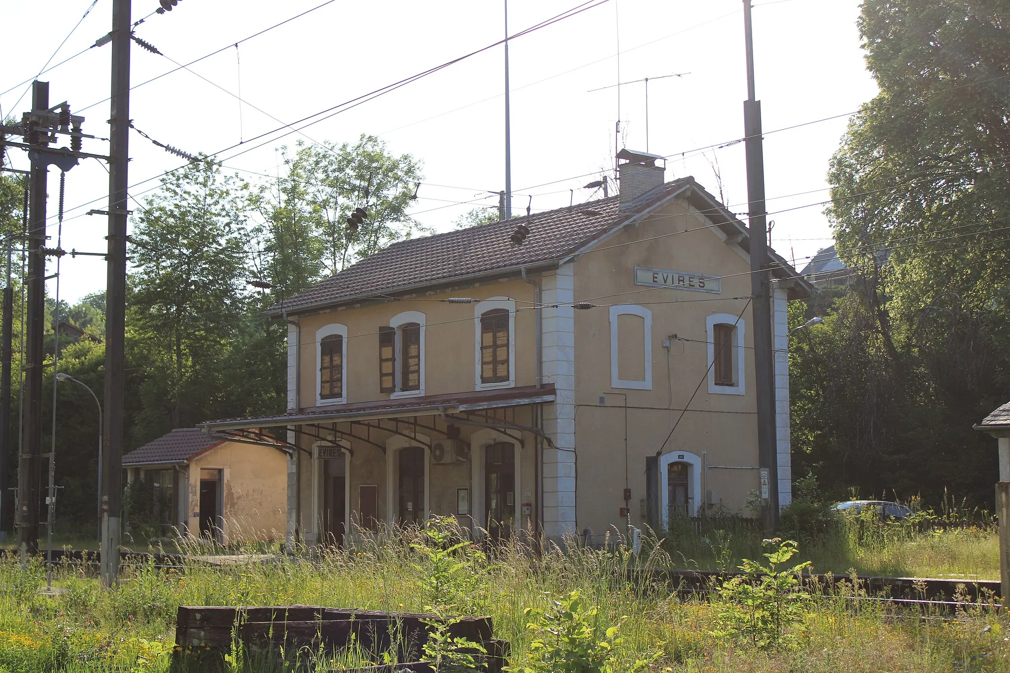 Photo showing: Le bâtiment voyageurs de la gare désaffectée d’Évires (Fillière) le 5 juin 2023.