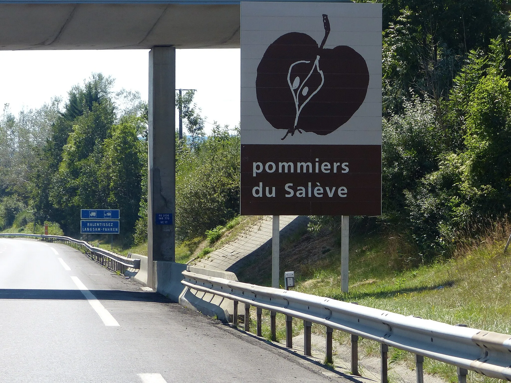 Photo showing: Panneau H13 pommiers du Salève, autoroute A410, Évires, Haute-Savoie, France.