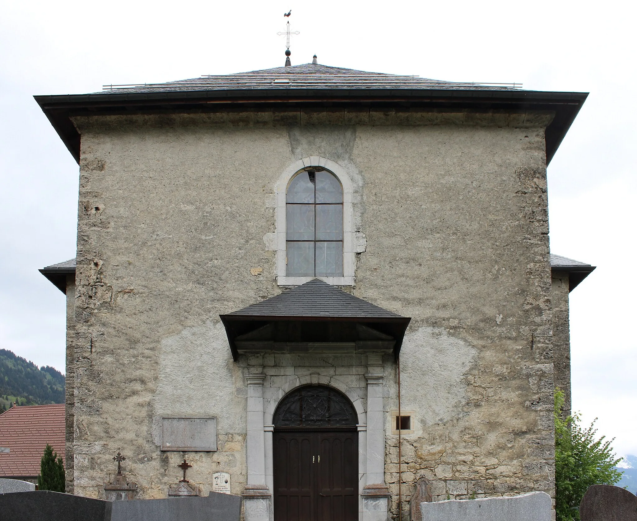 Photo showing: Entrée de l'église de Saint-Sigismond.