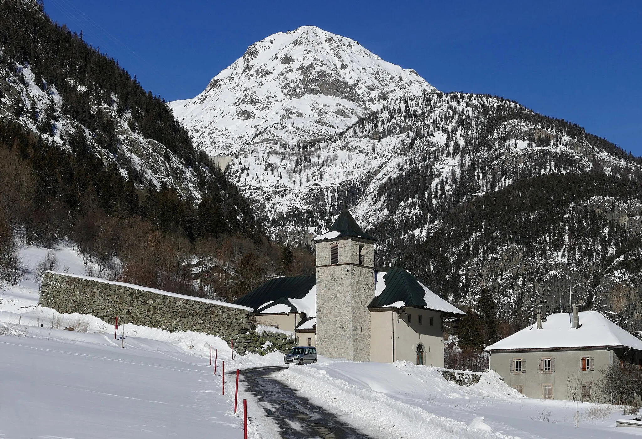 Photo showing: Église Notre-Dame-de-l'Assomption de Vallorcine, coté Sud et le mur paravalanche.