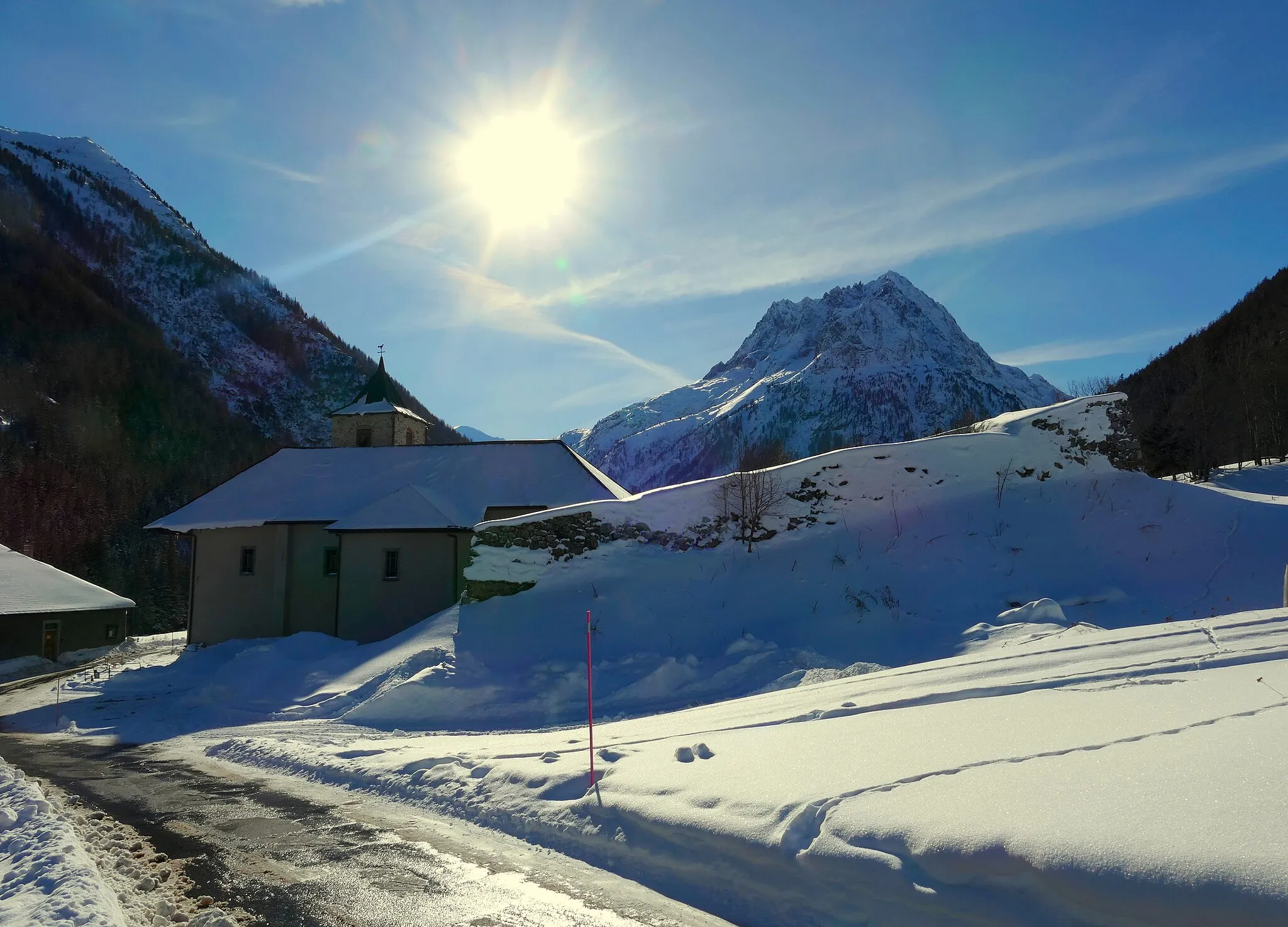 Photo showing: Église Notre-Dame-de-l'Assomption de Vallorcine, coté nord, au fond les aiguilles de Praz.