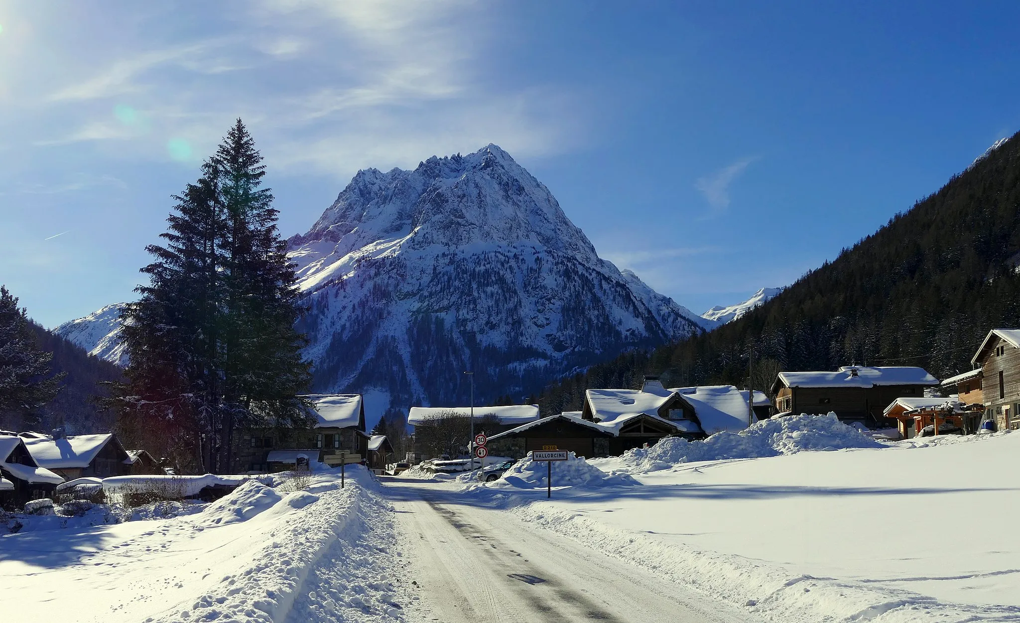 Photo showing: Vue de la sortie Nord de Vallotcine, au fond les aiguilles de Praz.