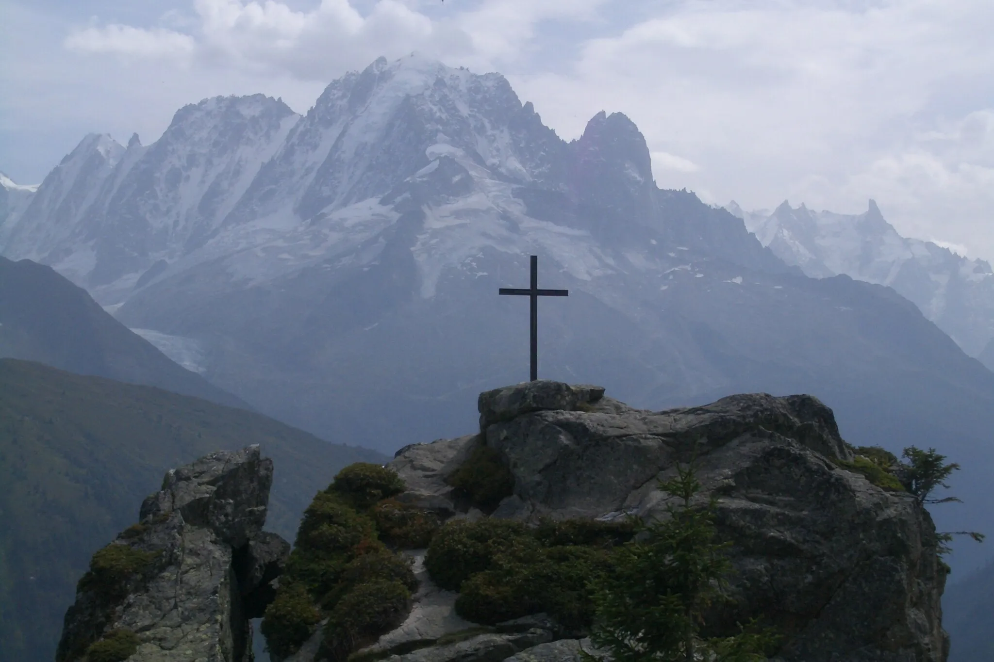 Photo showing: Au premier plan silhouette de la Croix de Loriaz se détachant sur le massif de l'Aiguille Verte (commune de Vallorcine). A droite l'ombre des Drus.