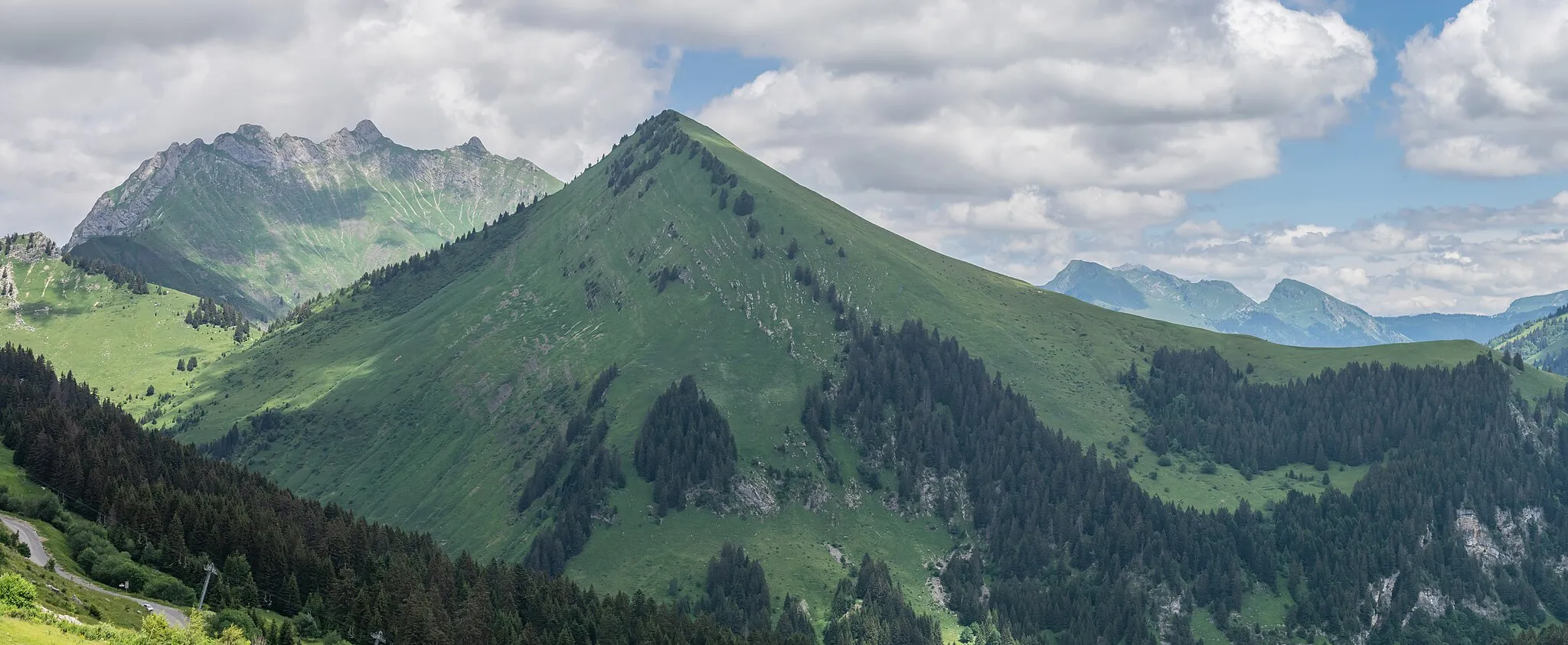 Photo showing: Pointe d'Uble (1963 m) seen from Lac de Roy in commune of Taninges, Haute-Savoie, France